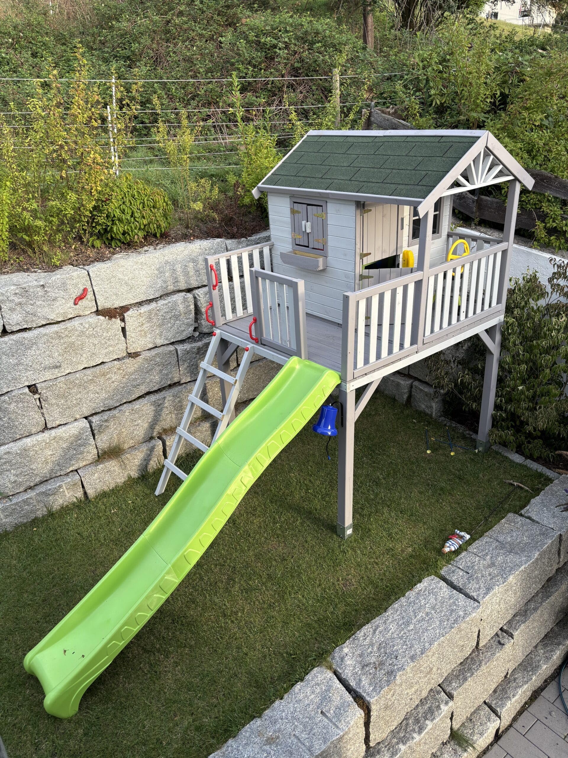 Prestige Garden Stelzenhaus Funny XXL Grün 285 x 188 x 303 cm, Kesseldruckimprägniertes Garten Spielhaus mit Rutsche, Veranda und Balkon, Fingerklemmschutz, Stabiles Holz Spielgerät für Kinder, 0 x...
