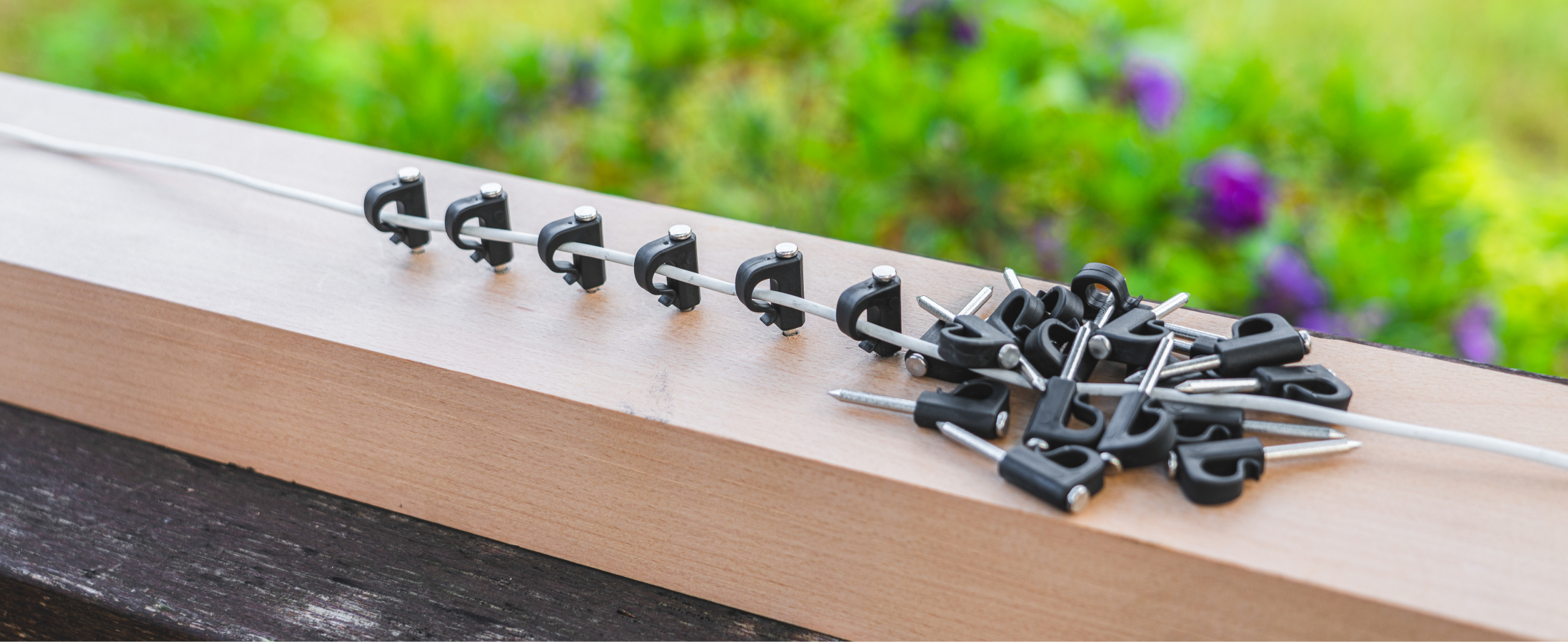 SELEWARE 20-Pack Q-Hanger Hooks With Nails – Heavy-Duty 40LB Capacity For Outdoor Christmas Lights, Fairy Lights & Patio String Lights