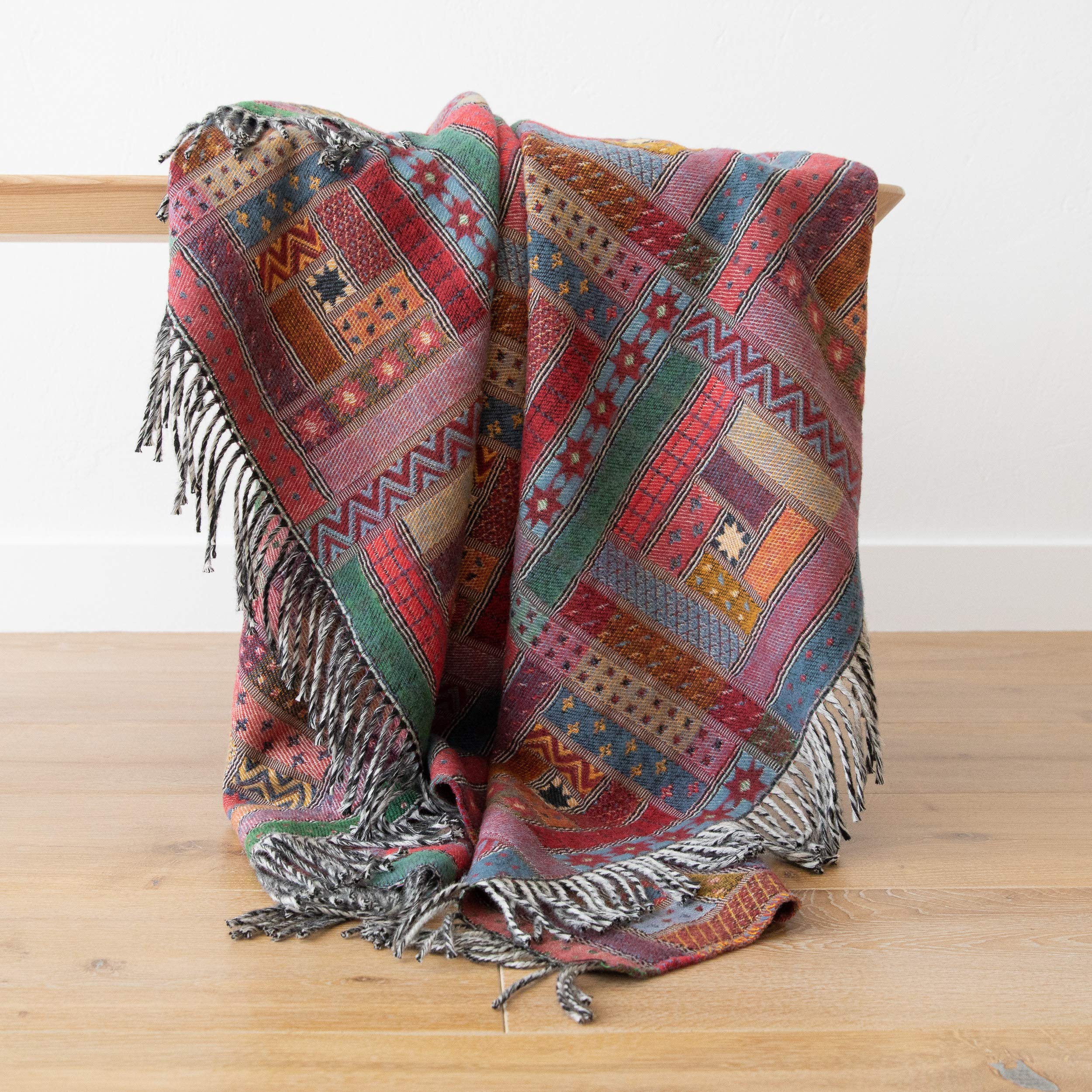 WoolMe Merino Wolldecke Rot Grün 130x180 cm Marta - luxuriöser Geschenkbox - Kuscheldecke flauschig aus Merino Wolle - Plaid Decke perfekt als Sofa Überwurfdecke, Sofadecke, Wohndecke, Couchdecke