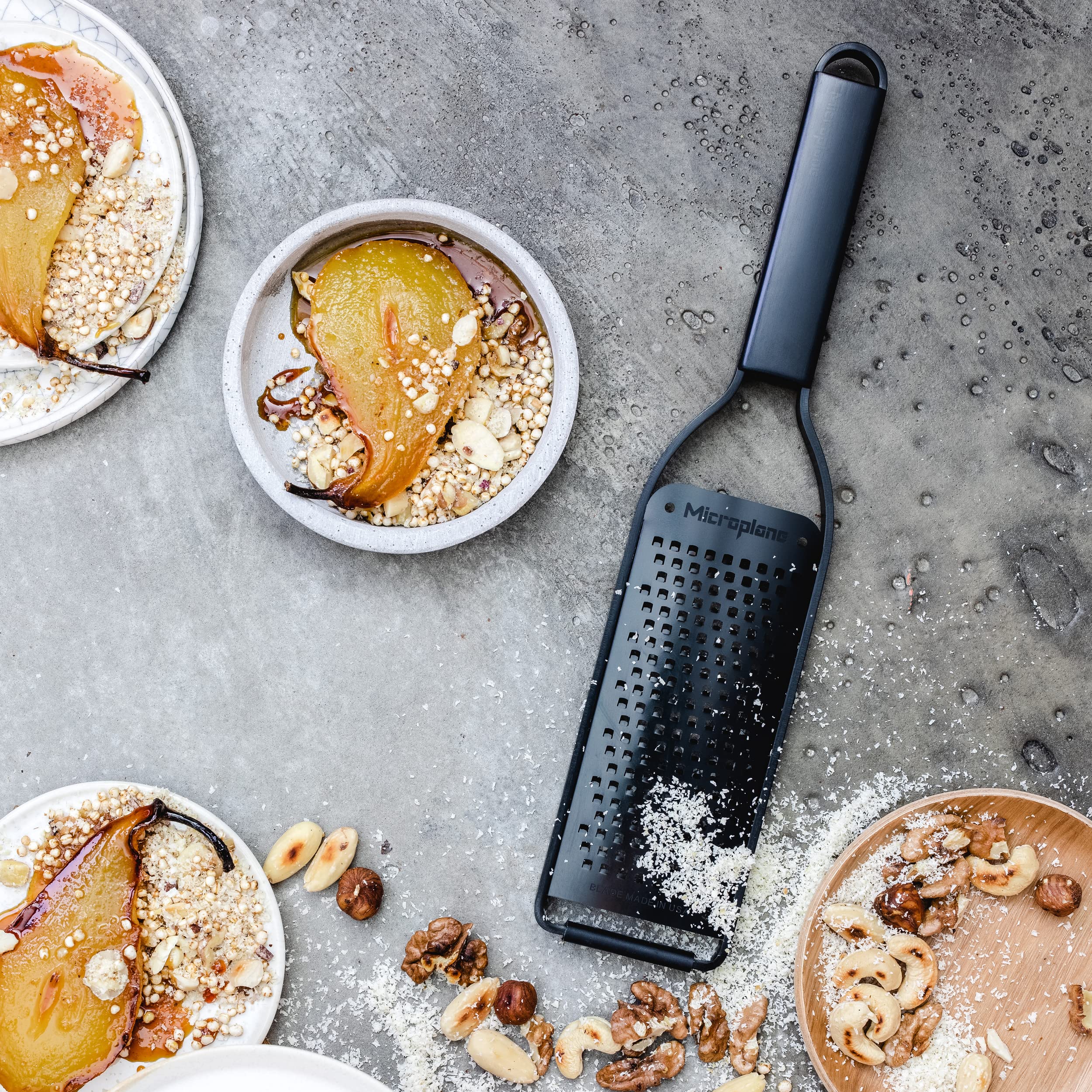 Microplane Grattugia da Cucina con Lama Spessa in Acciaio Inox Made in USA per Formaggio, Carote, Zenzero, Cocco e rafano della Serie Black Sheep