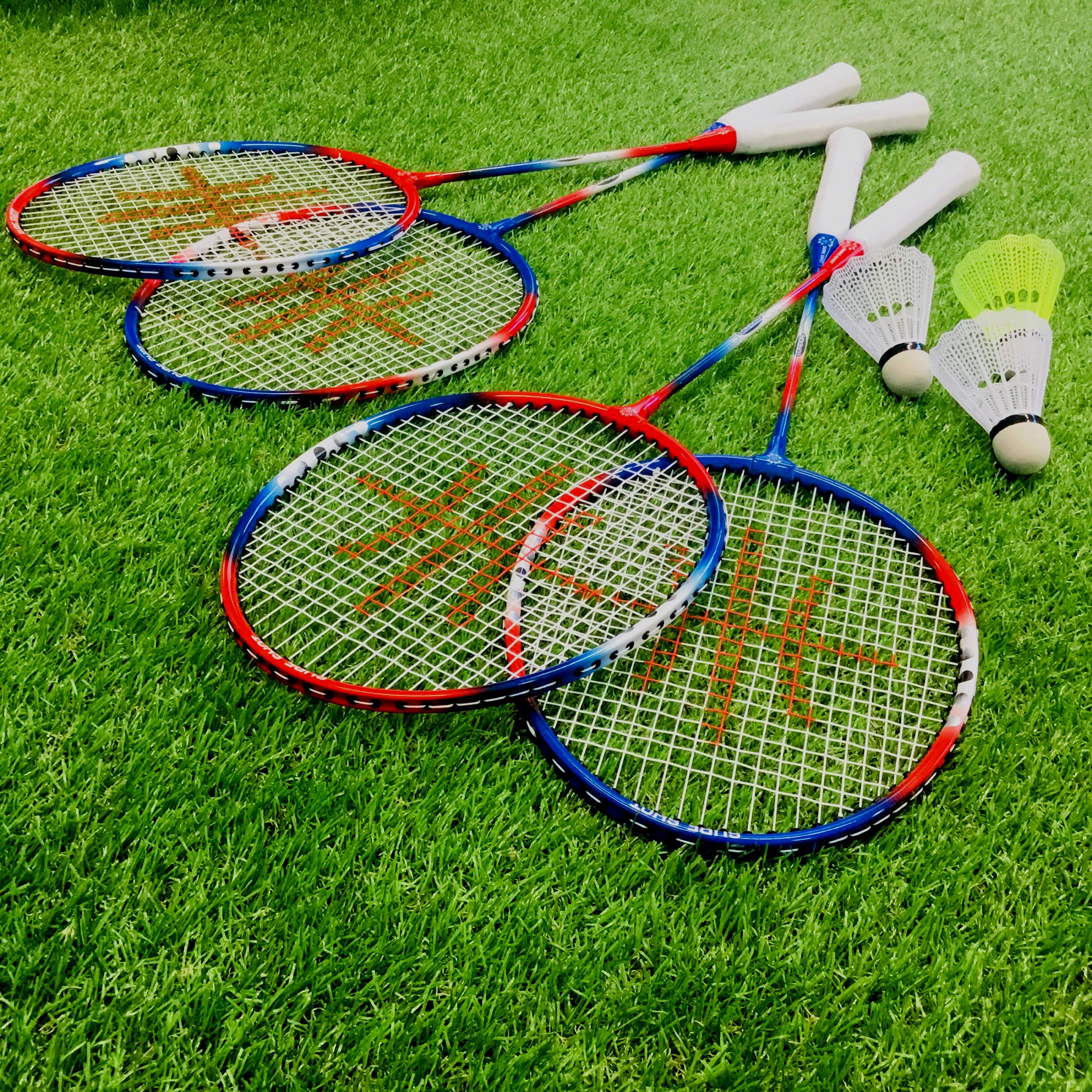 Sure Shot London 4 Player Set6 Badmintonschläger Set mit 4 x Erwachsenenschlägern und 3 Federbällen inkl. tragbarem Netz und Pfosten und Tragetasche, rot/weiß/blau, 26.35cm