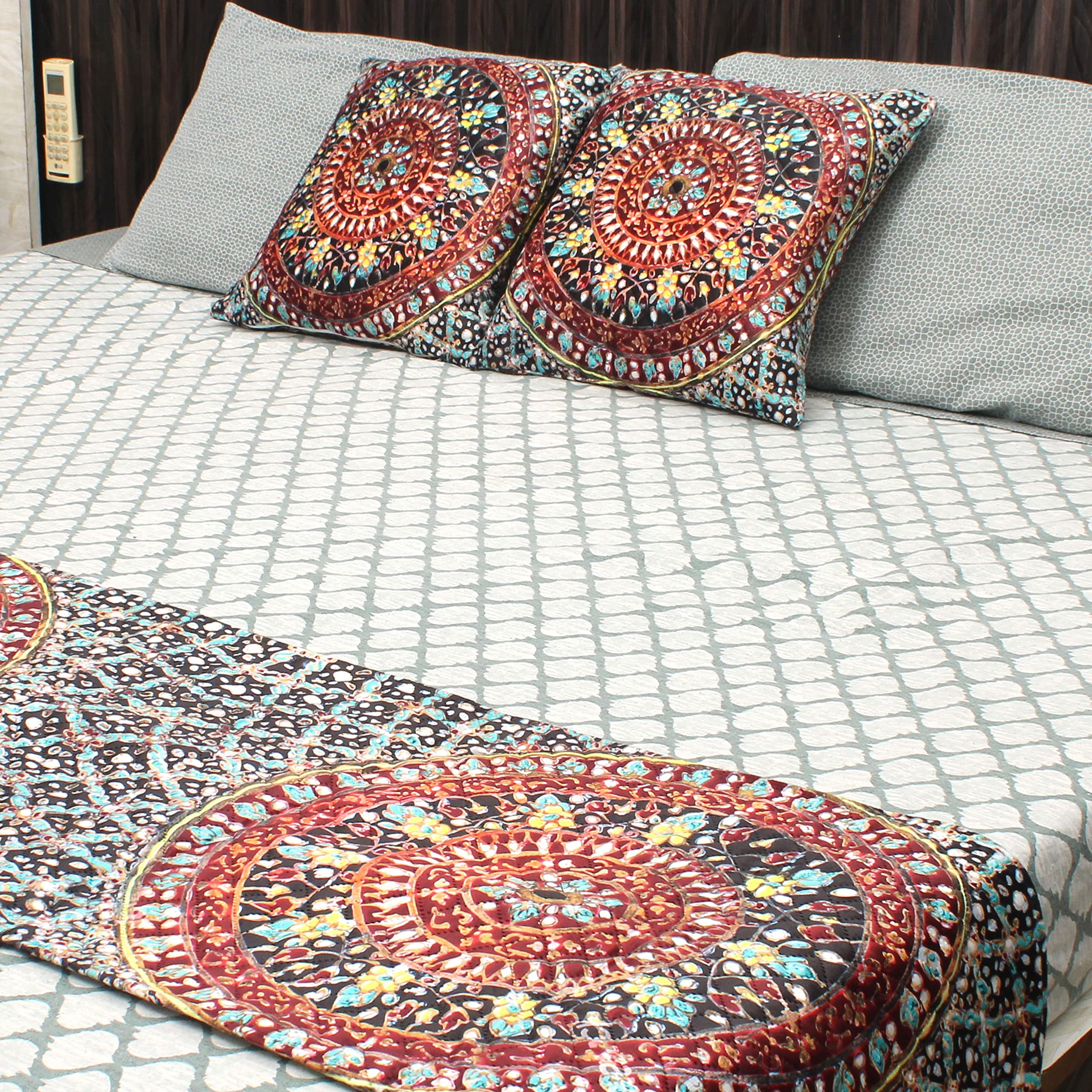 AAZEEM Exclusive Elegant Velvet Bed Runner Scarf Bed Decoration Design Bed Runner with 2 Cushion Covers -(16X98 Inches) 1