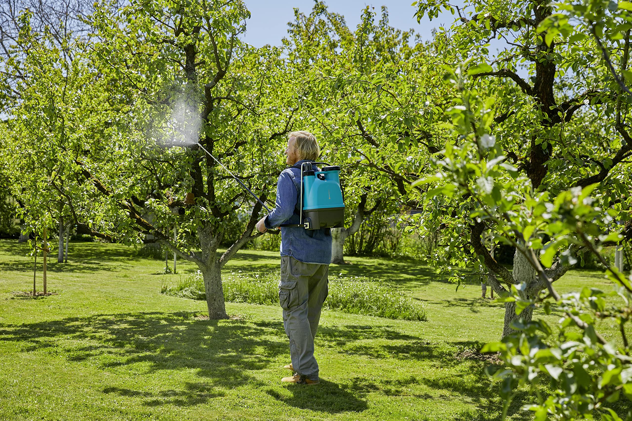 Gardena Irroratore a Spalla 12l Plus: irroratore a Pressione con Lancia telescopica, Grande Apertura, Serbatoio di Forma ergonomica, pregiato ugello in Ottone, Possibile Getto nebulizzato (11142-20)