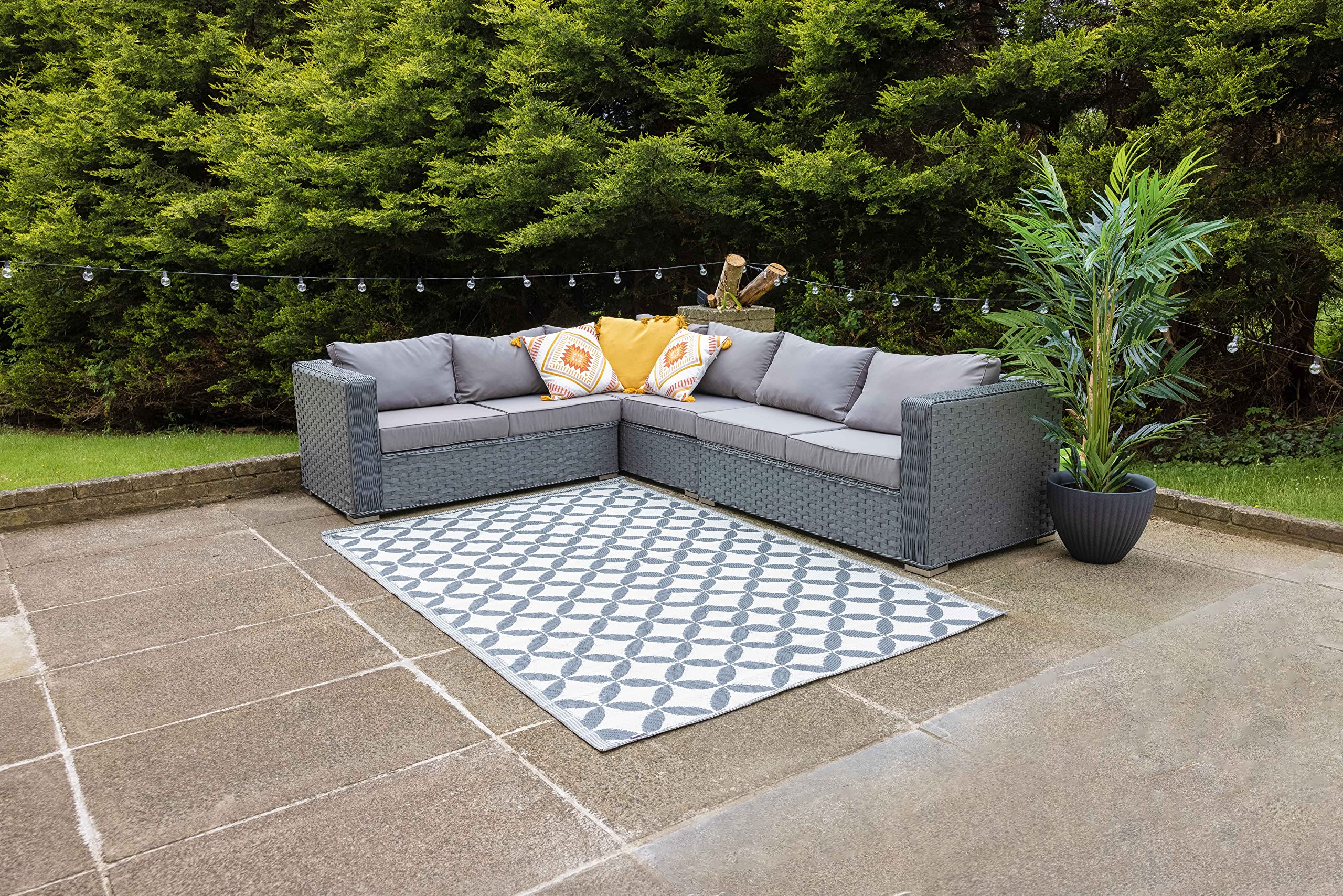 Causeway Home Living Outdoor Rug Grey Diamond Plastic Mat Large (120 x 180 cm)