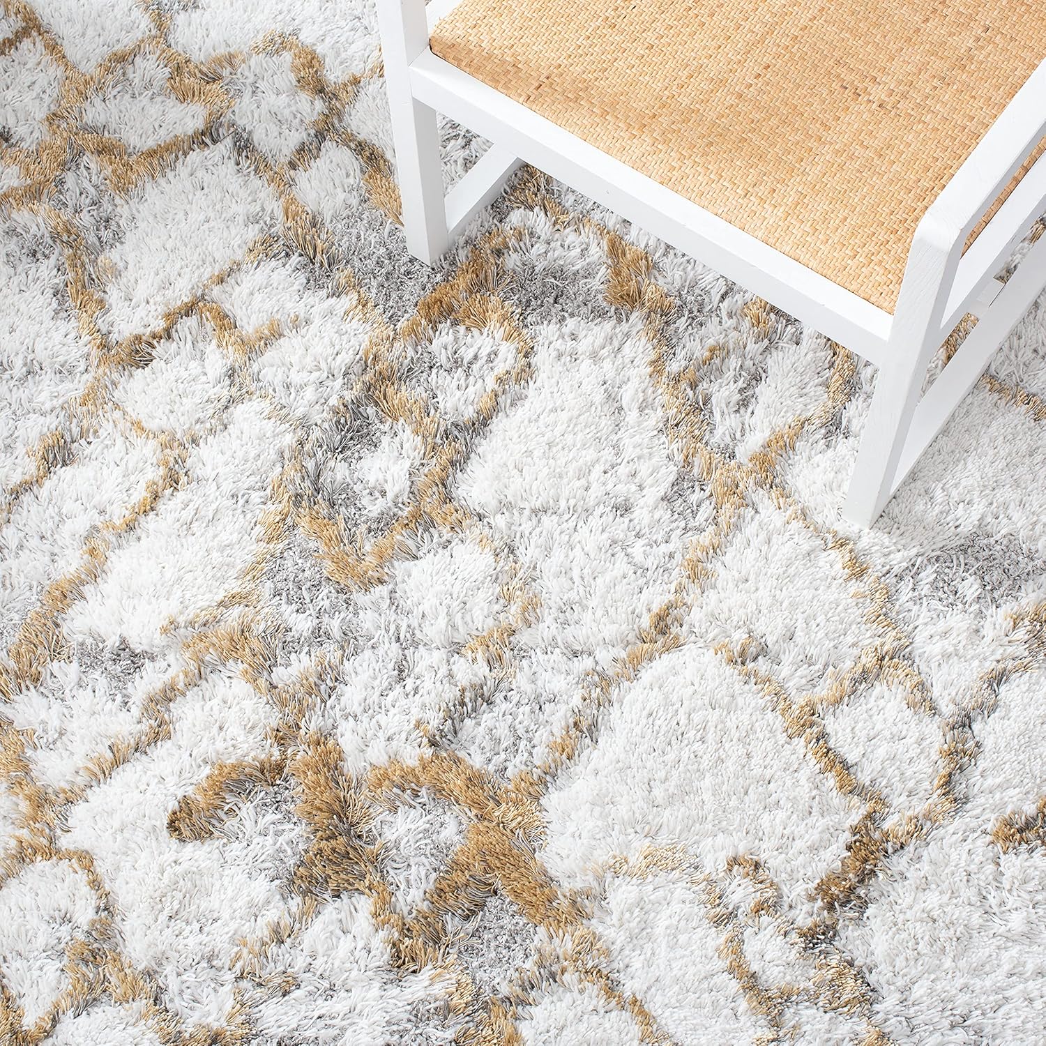 SAFAVIEH Horizon Shag Collection Area Rug - 6'7" Round, Ivory & Gold, Modern Abstract Design, Non-Shedding & Easy Care, 2-inch Thick Ideal for High Traffic Areas in Living Room, Bedroom (HZN894D)
