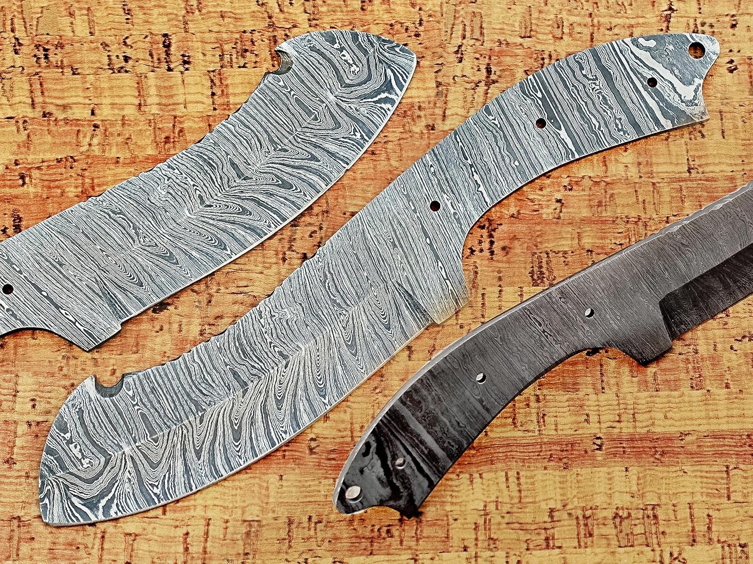 9" long Damascus steel Ram horn scale with bolster custom made compact skinning Knife, Modified trailing point full tang Hand Forged 3.5" Damascus steel blade, cow leather sheath included (Blank Blade)