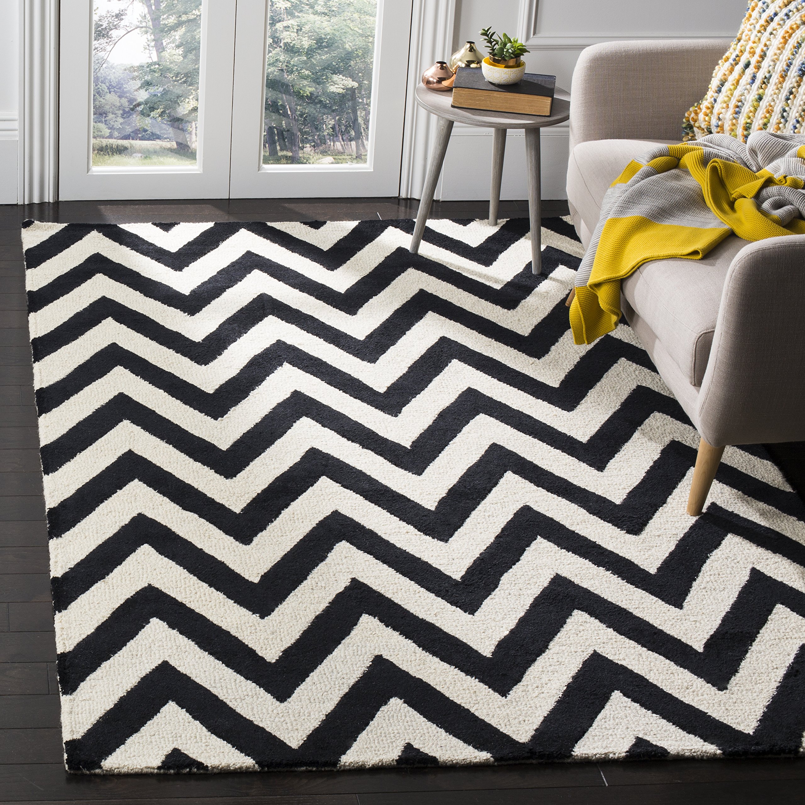 SAFAVIEH Cambridge Collection 6' x 9' Black/Ivory CAM139E Handmade Chevron Premium Wool Area Rug