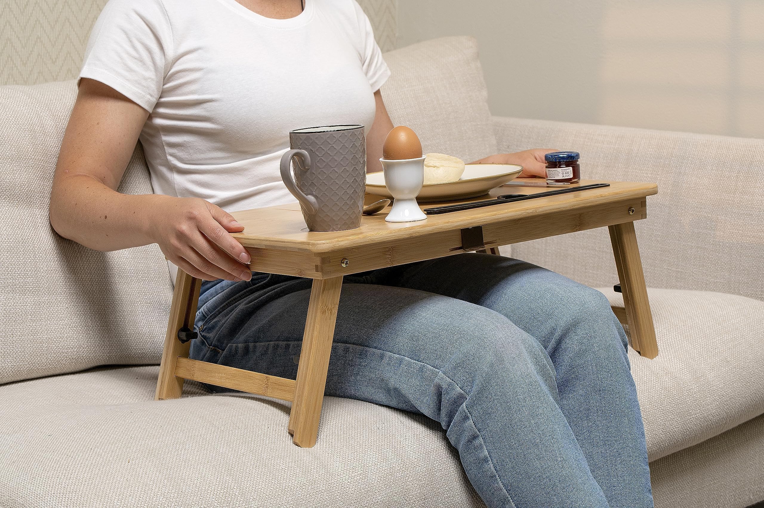 Tavolino per Laptop Regolabile - Tavolo da Letto per Laptop - Supporto per Laptop da Letto - 21,5 x 27,5 cm - Tavolo da Letto Pieghevole - con Portabevande e Slot per Tablet – Legno di Bambù, Marrone
