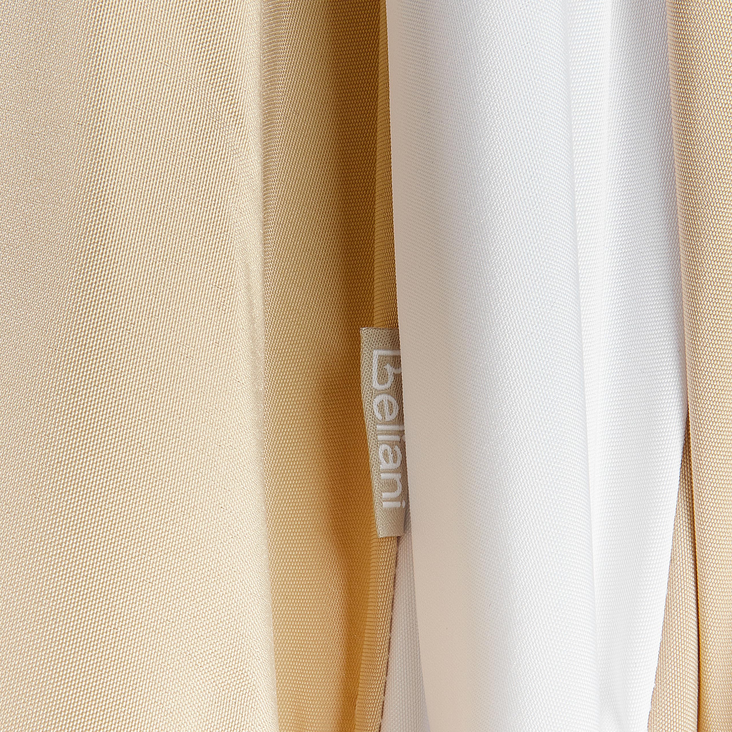 Beliani Elegante ombrellone da giardino ⌀ 245 cm palo in alluminio bianco tessuto poliestere beige e bianco