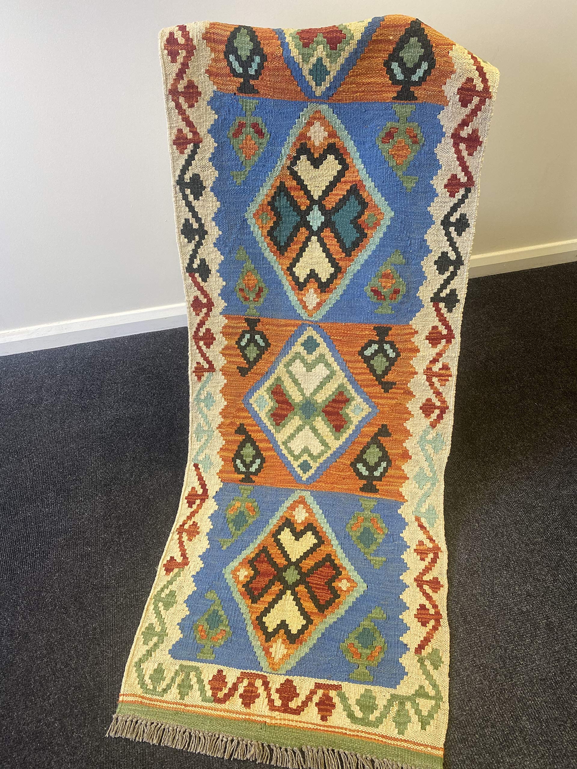 Tapis oriental kilim afghan pour sublimer un couloir moderne