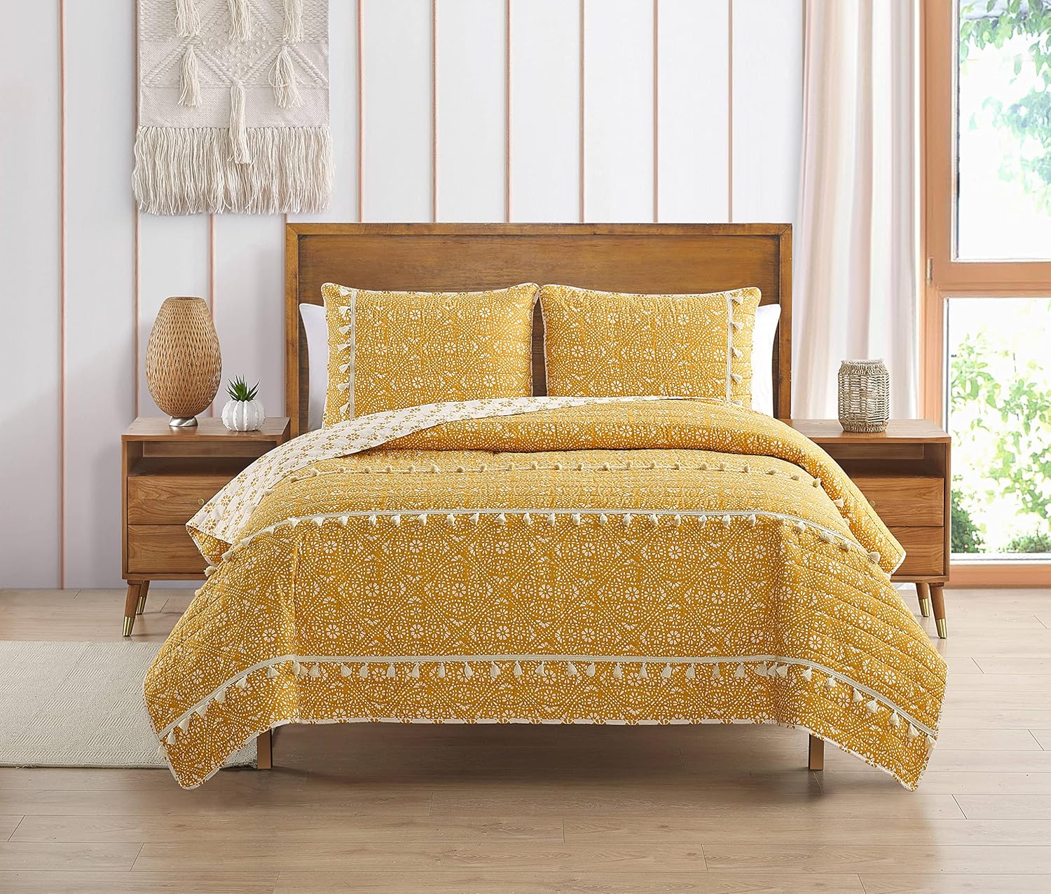 Pasadena Medallion Gold,Ivory 3-Piece Soft Brushed Microfiber Quilt Set, Tassel, Full/Queen Pasadena Medallion Gold,Ivory 3-Piece Soft Brushed Microfiber Quilt Set, Tassel, Full/Queen