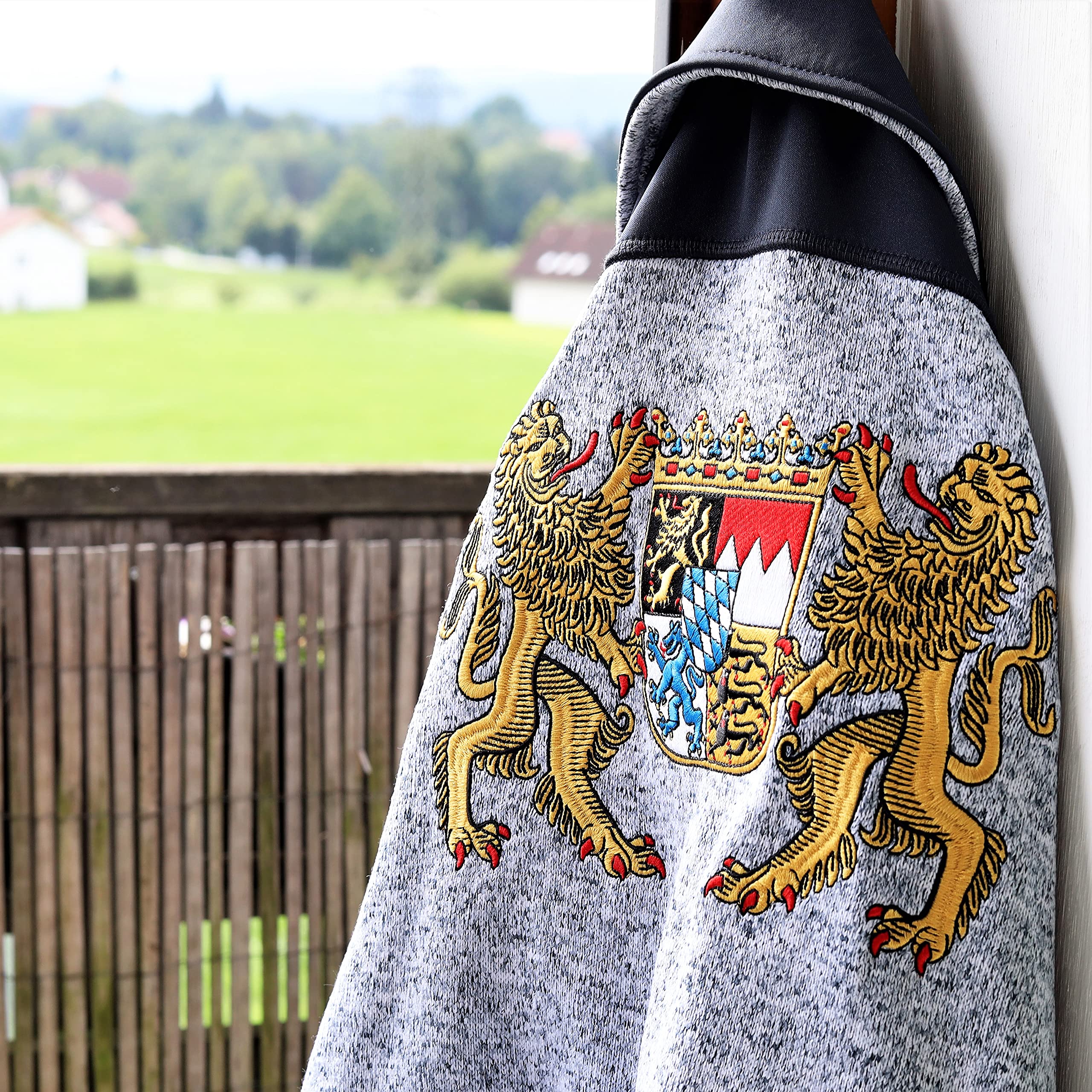 Bayern Strickfleece Jacke, Trachtenjacke mit Stickerei warme Wanderjacke mit Bayern Wappen, Sportjacke