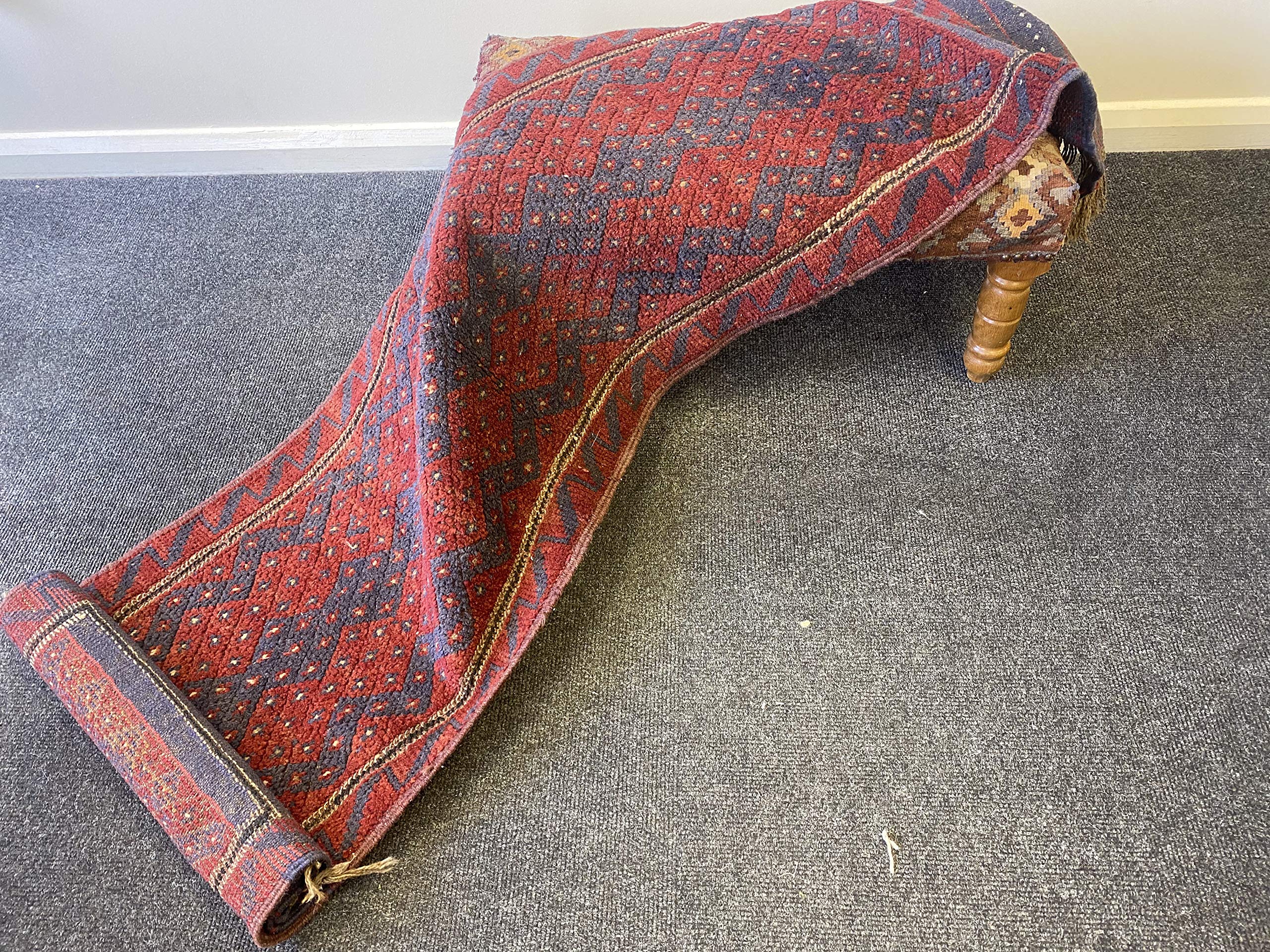 Tapis de sol bordeaux Herat Meshwani fait main pour réchauffer votre entrée