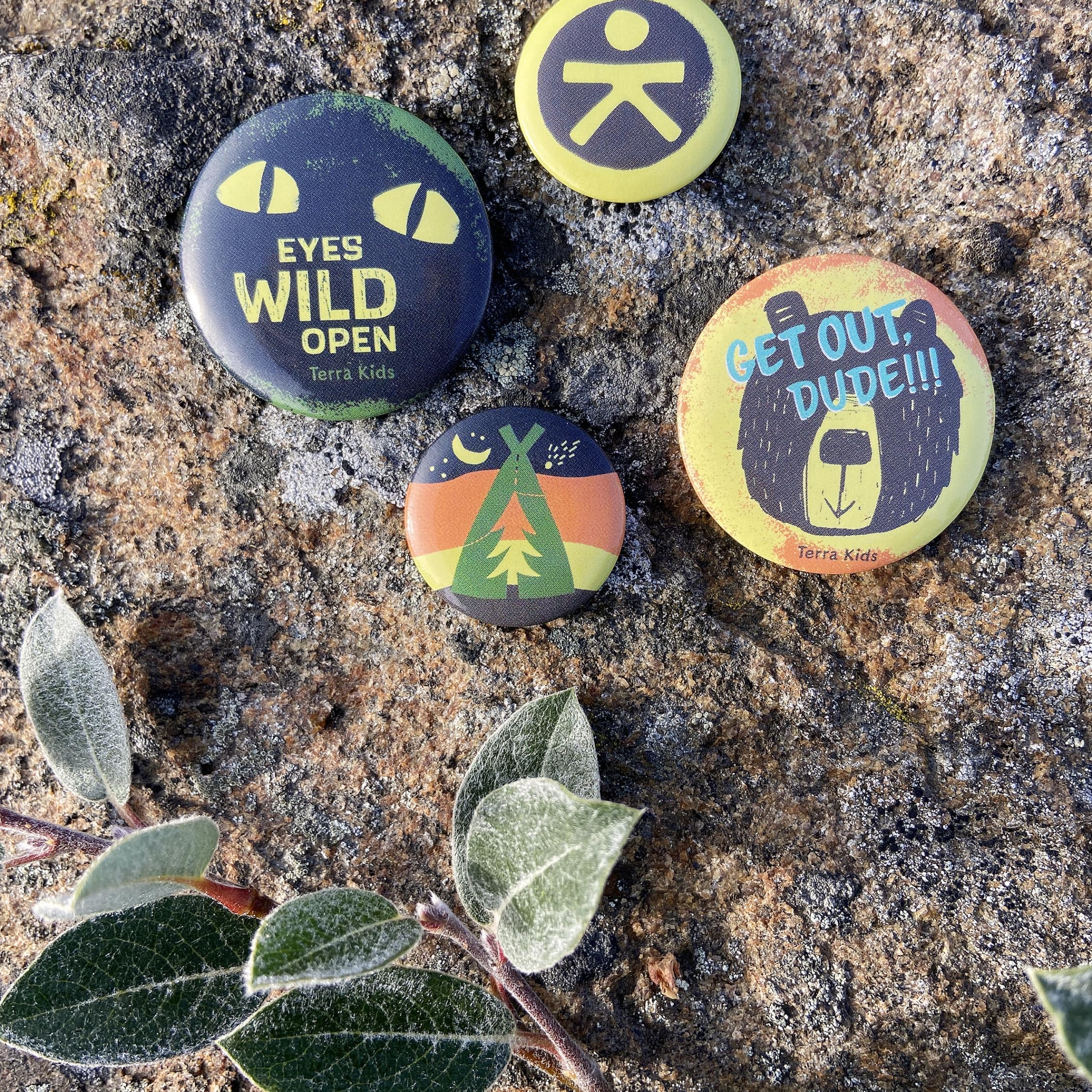 HABA Terra Kids Button Buddies – 4er-Set Ansteckbuttons für Kinder mit coolen Abenteuer-Motiven – robuste Pins für Rucksack, Jacke & Kappe – Geschenk für kleine Entdecker – 2014021001