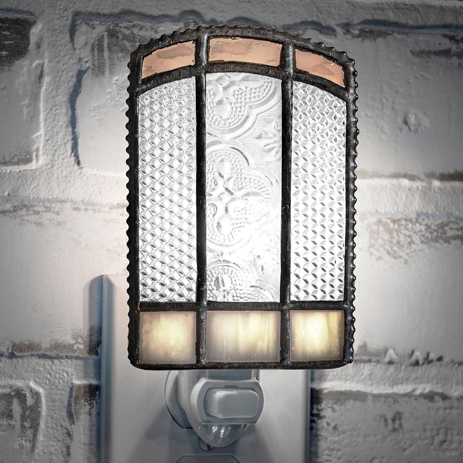 J Devlin Glass Art Stained Glass Night Light – Peach & Ivory Plug-in Accent Light – Decorative Night Light with 4-Watt Bulb