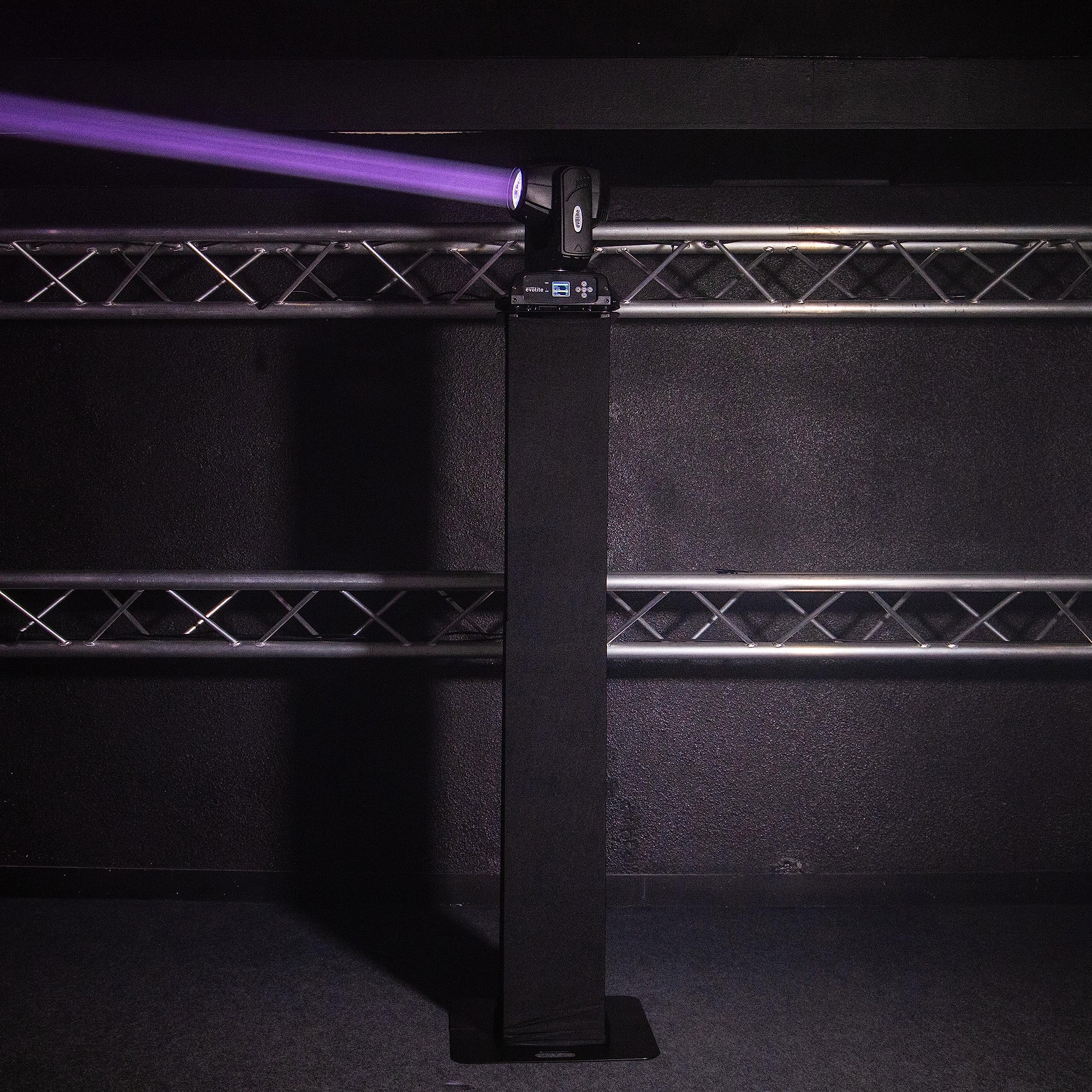 Totem extensible TOT 200-R BK de Plugger, avec lycra noir, fournis avec housse de transport. Mettez en valeur vos équipements et évènements en y installant enceinte, projecteur ou lyre mobile.