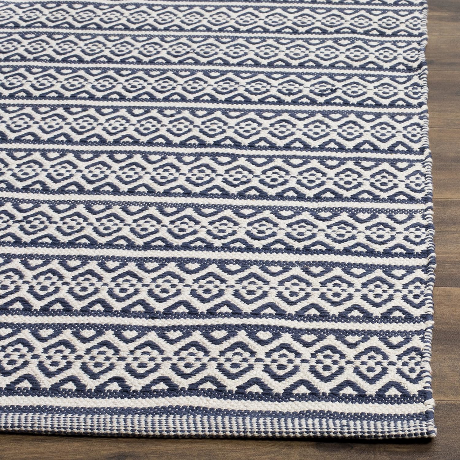 SAFAVIEH Montauk Collection Accent Rug - 3' x 5', Ivory & Navy, Handmade Flat Weave Boho Farmhouse Cotton, Ideal for High Traffic Areas in Entryway, Living Room, Bedroom (MTK341B)