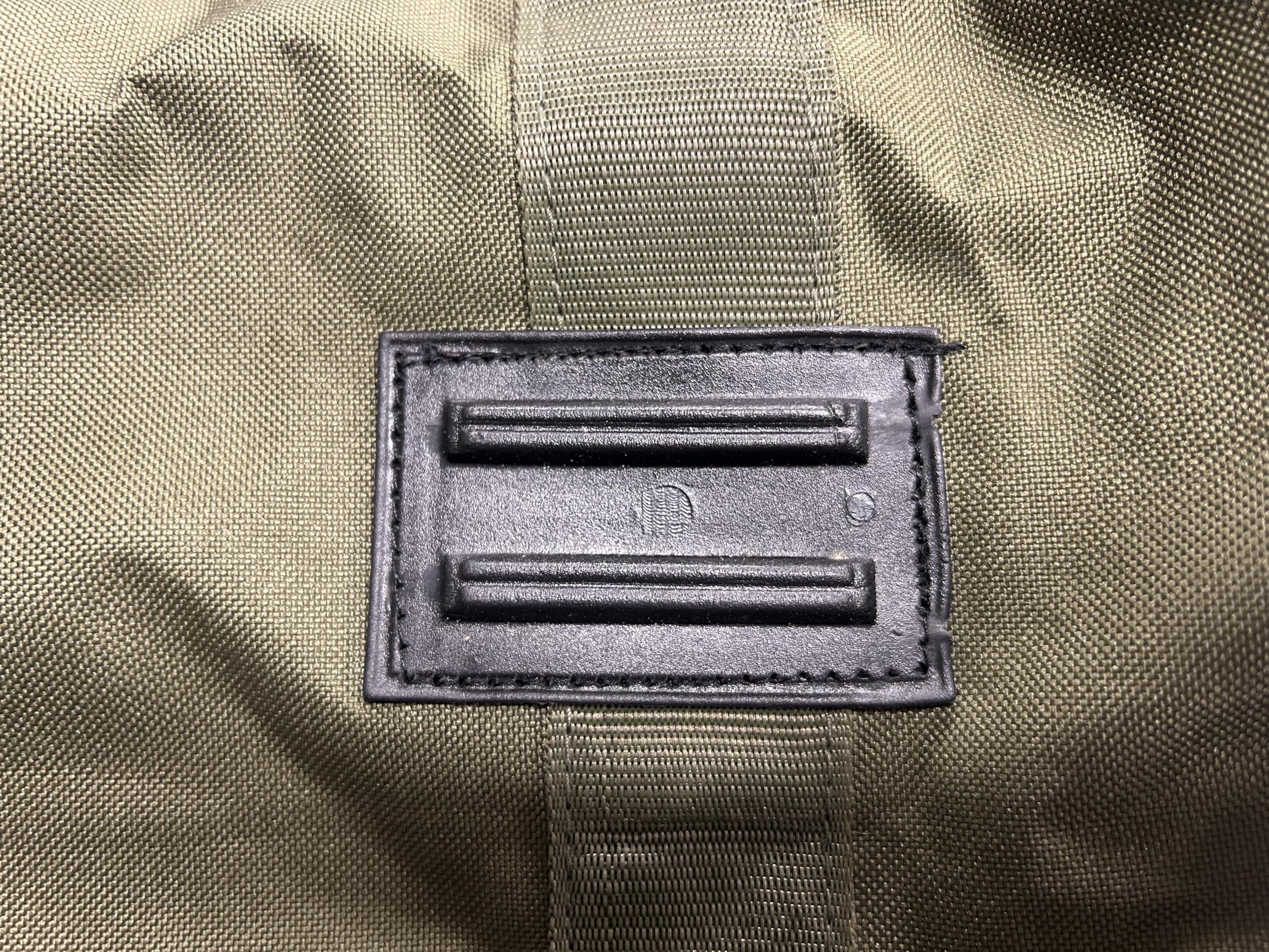 TMC Borsa grande per attrezzatura da pesca alla carpa, verde, tasche multiple, protezioni per la base, misura 50 x 35 x 30 cm (corpo principale) 60 x 40 x 35 (tasche incluse)