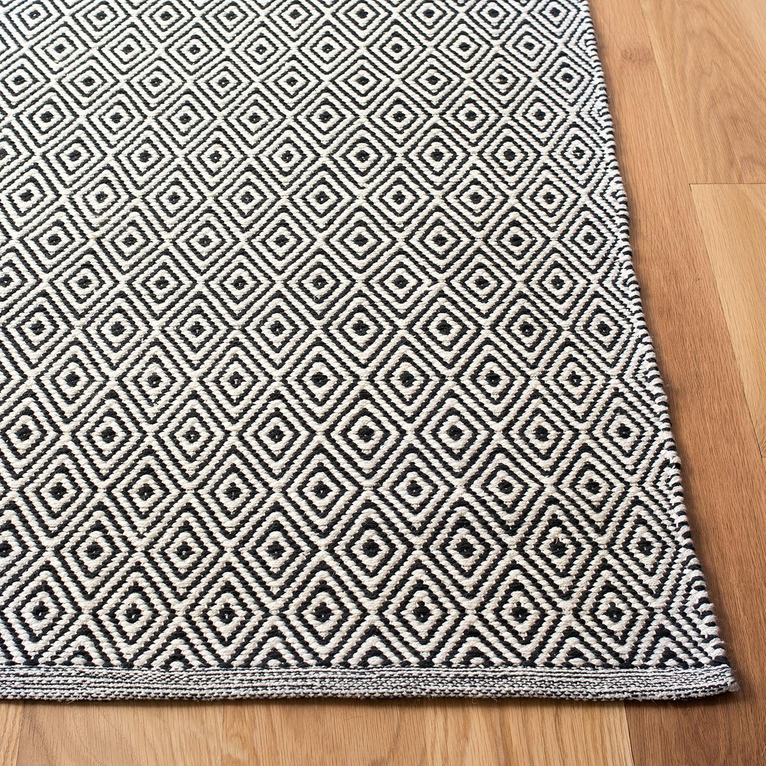 SAFAVIEH Montauk Collection Runner Rug - 2'3" x 6', Ivory & Navy, Handmade Flat Weave Cotton, Ideal for High Traffic Areas in Living Room, Bedroom (MTK515E)
