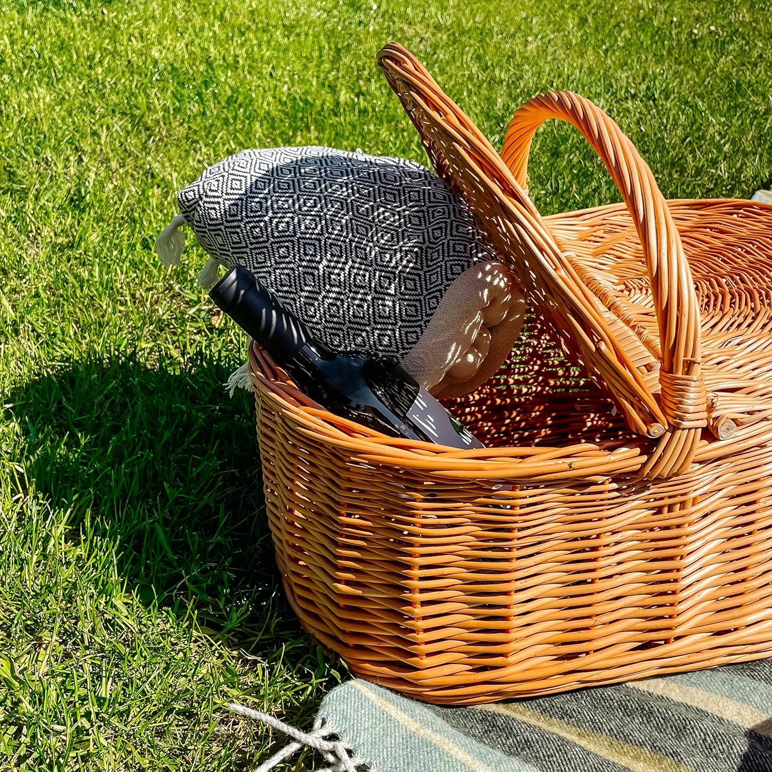 Creative Home Wicker Basket with Handle and Lid Shopping Picnic Basket | Large 17.71 x 11.81 x 14.96 in | Handwoven Handmade Durable | Natural Brown Thick Willow | Multi-Purpose