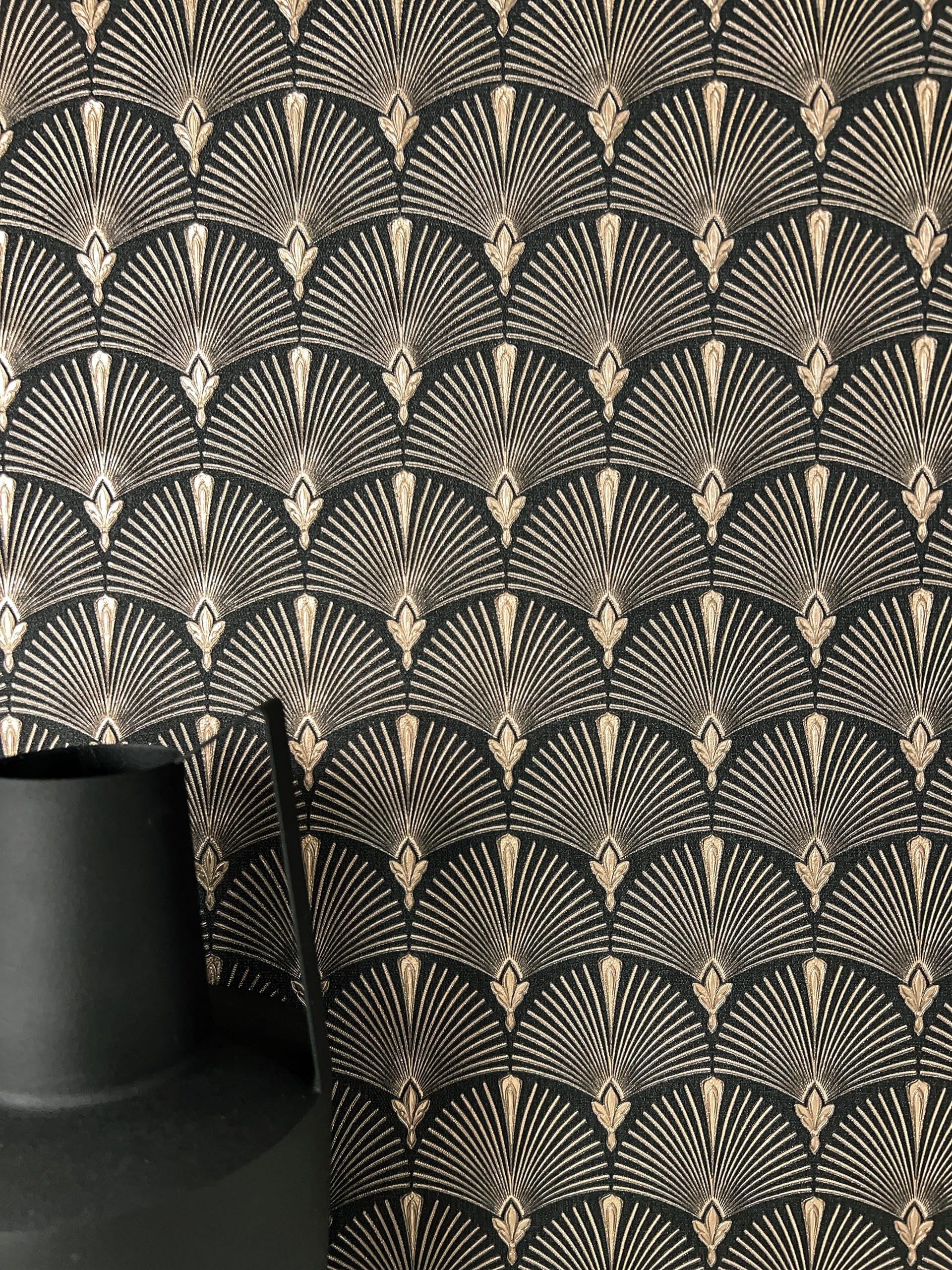 Papier peint intissé noir et or NEWROOM avec motifs éventails vintage pour salon
