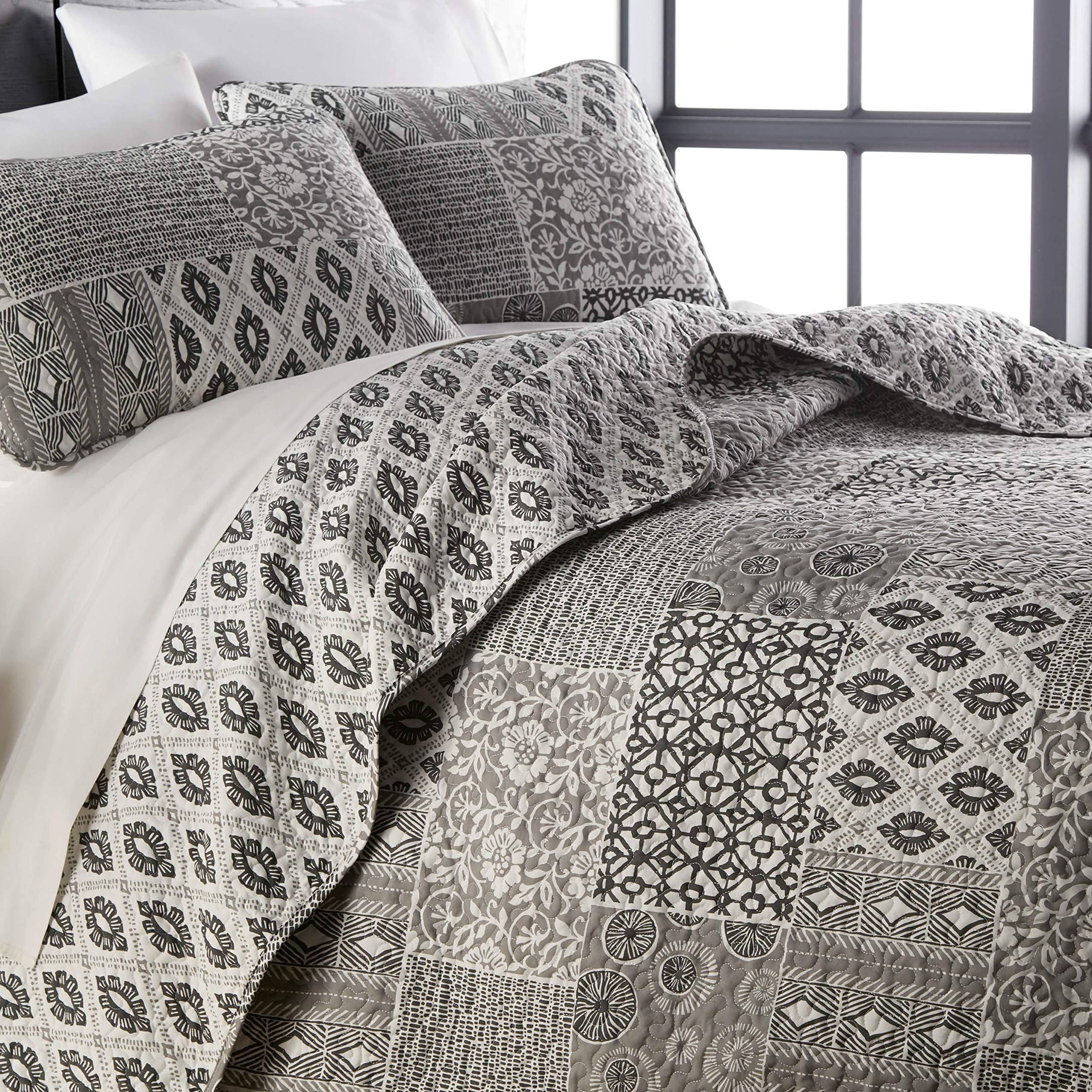 Southshore Fine Living, Inc. Global Patchwork Oversized Queen Quilt Bedding Set, 3-Piece Lightweight Coverlet and 2 Matching Pillow Shams, African Inspired Print, Quilt Full Size Bed Set, Grey