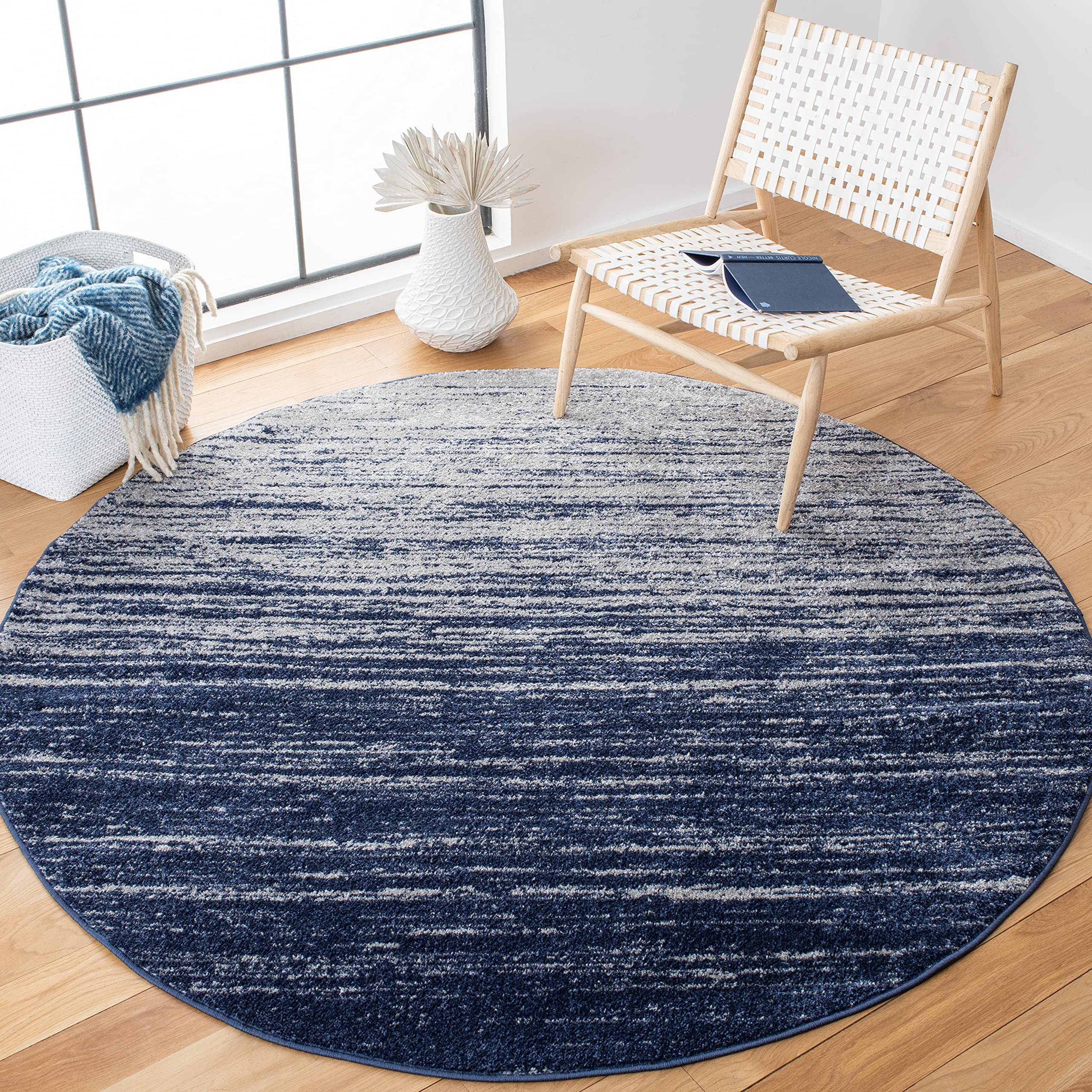SAFAVIEH Adirondack Collection Area Rug - 4' Round, Navy & Ivory, Modern Ombre Design, Non Shedding & Easy to Clean, Ideal for Living Room, Bedroom,
