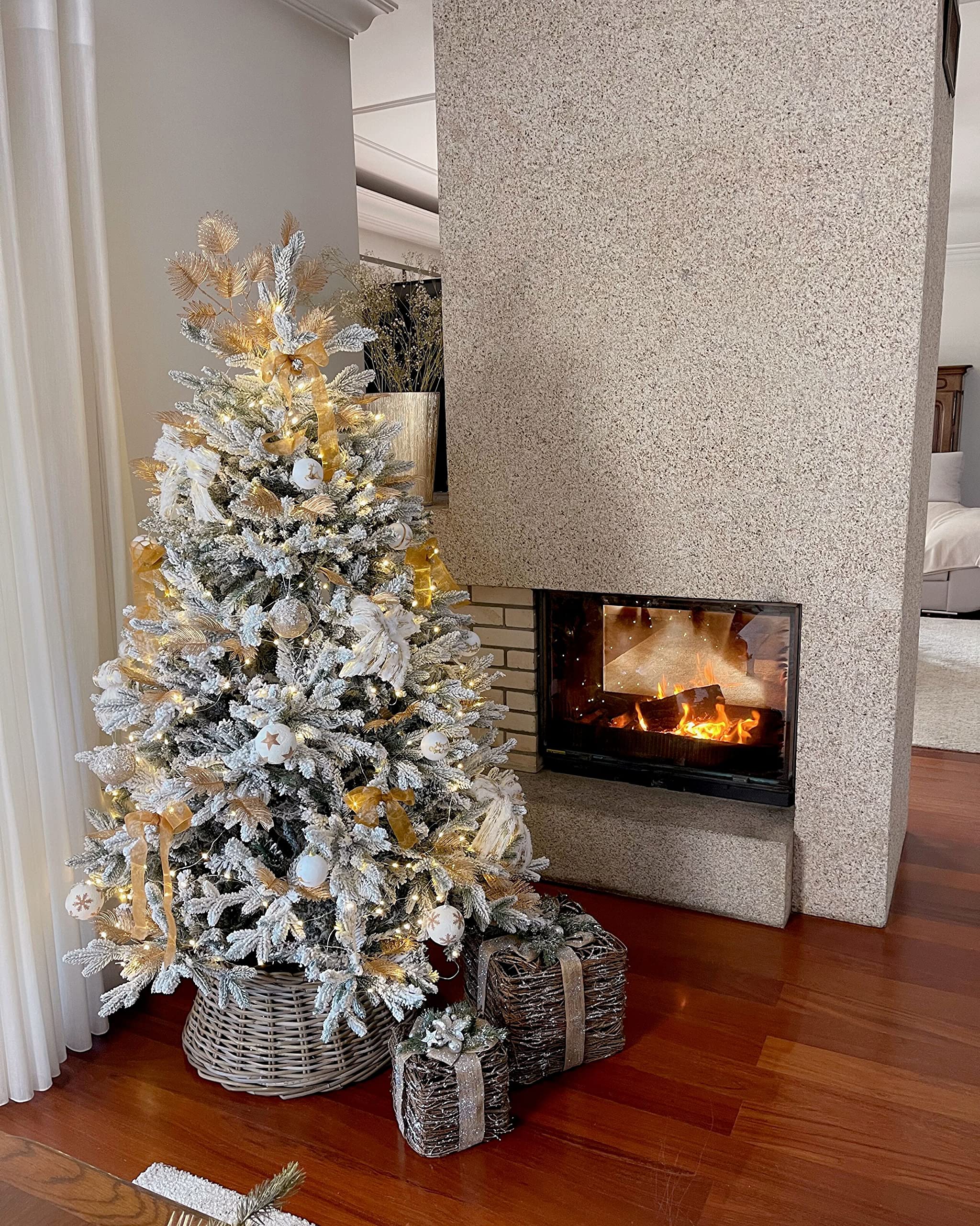 Sapin de Noël Artificiel Effet Neige 120 cm Idéal avec Branches Facilement Ajustables Aspect Naturel et Réaliste Parfait pour Tout Intérieur Beliani