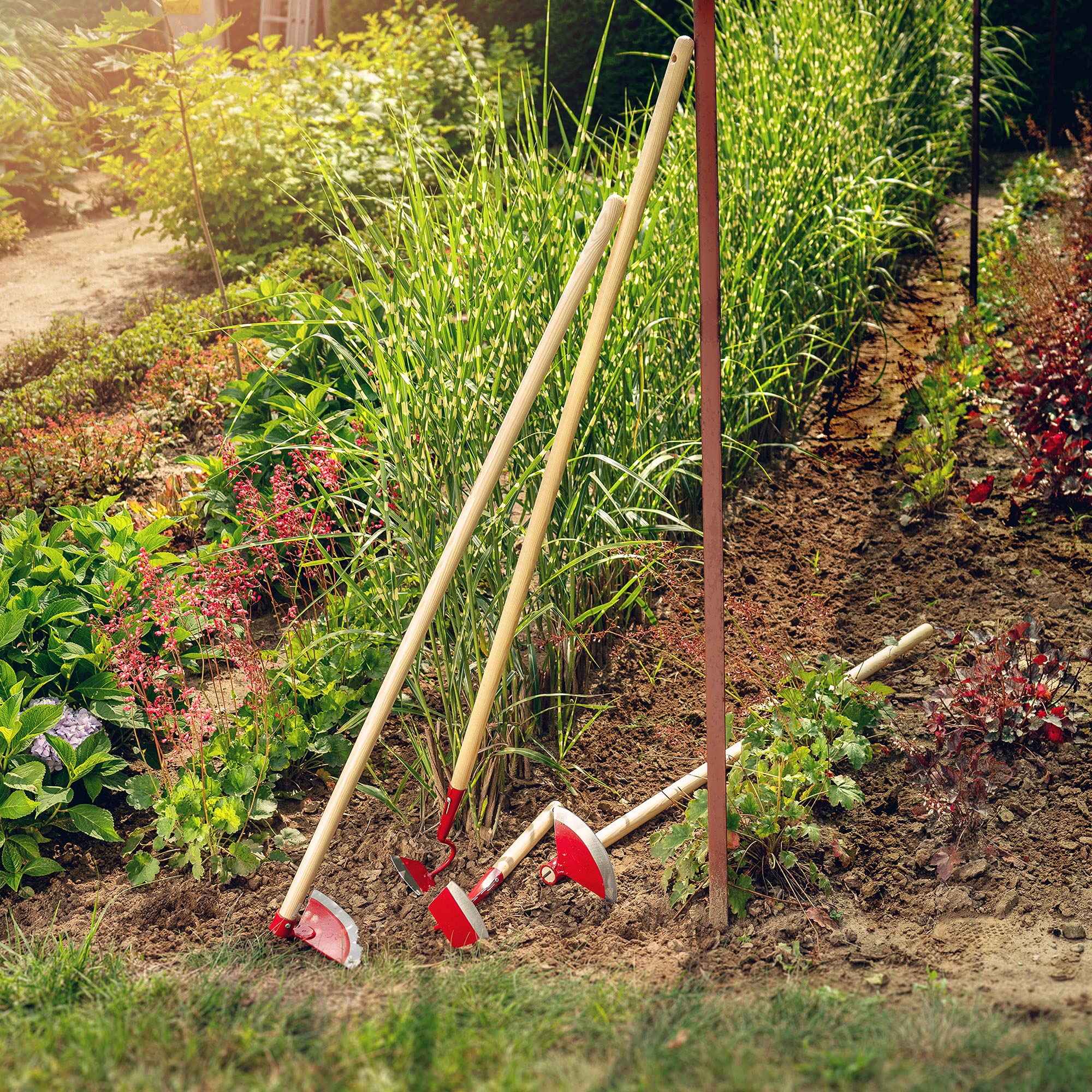 KADAX Hoe Testa di Metallo, Zappa da Giardino con Stelo in Legno, Zappa per Rimuovere Erba, Zappa di Erba, Accessori da Giardino per diserbo (semicircolare, Larghezza: 18 cm, Rosso)