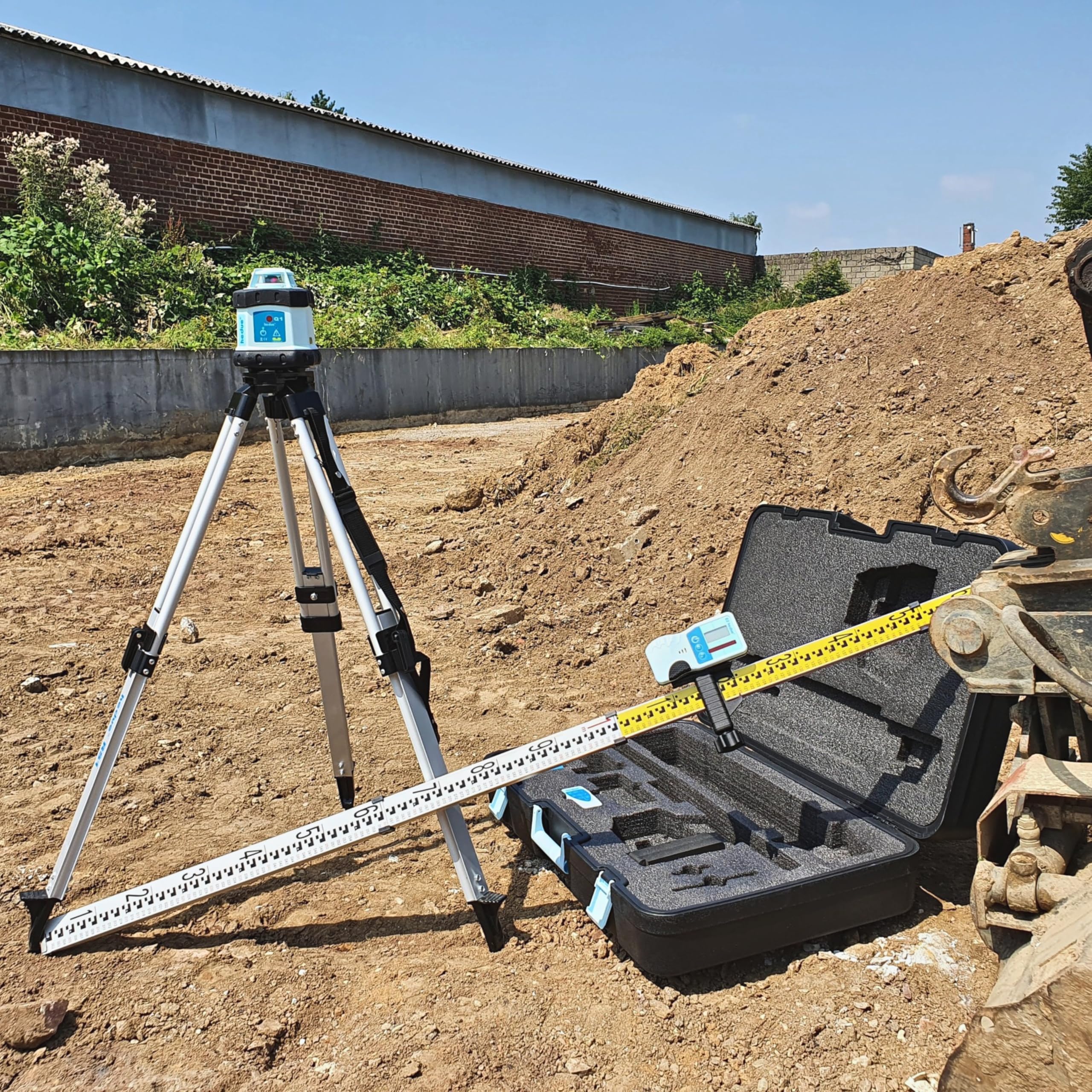 Rotationslaser Q1 - Baulaser Rotationslaser selbstnivellierend mit rotem Laserstrahl, im großen Koffer (inkl. Stativ, Fernbedienung, Laserempfänger, Nivellierlatte, Ladegerät)