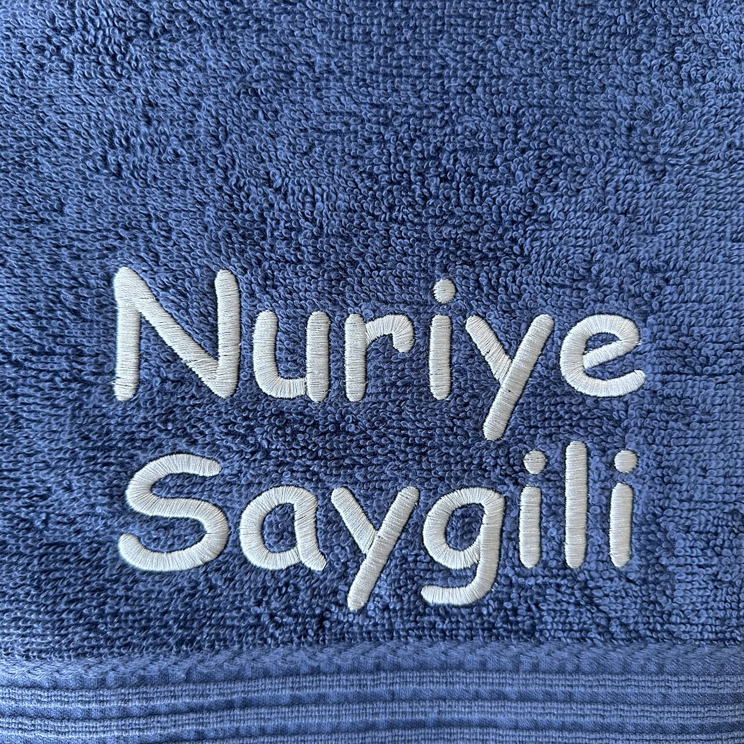 Asciugamano Personalizzato Con Nome Ricamato | Telo Doccia 100x180 Cm In 100% Cotone 500 G/m² | Made In Germany | Regalo Per Battesimo, Compleanno, Natale | Blu Con Bordo A Strisce