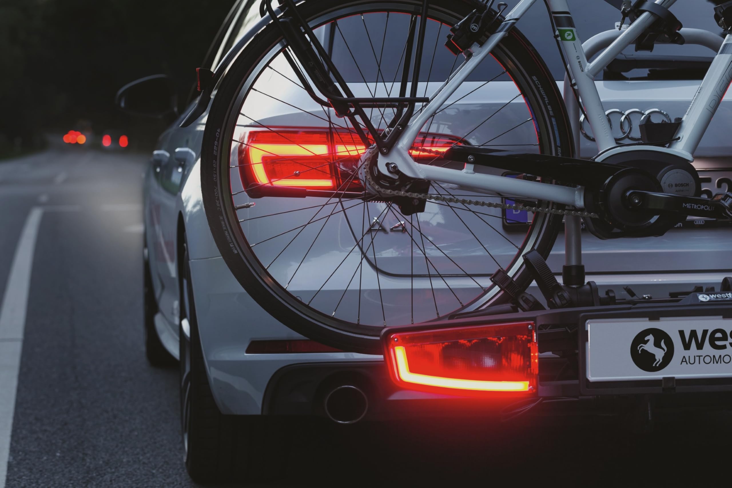 Westfalia Porte-vélos Bikelander pour Attelages | Porte-vélos sur Attelage pour 3 Vélos | Adapté aux Vélos Électriques| Repliable | Feux Hybrides à LED