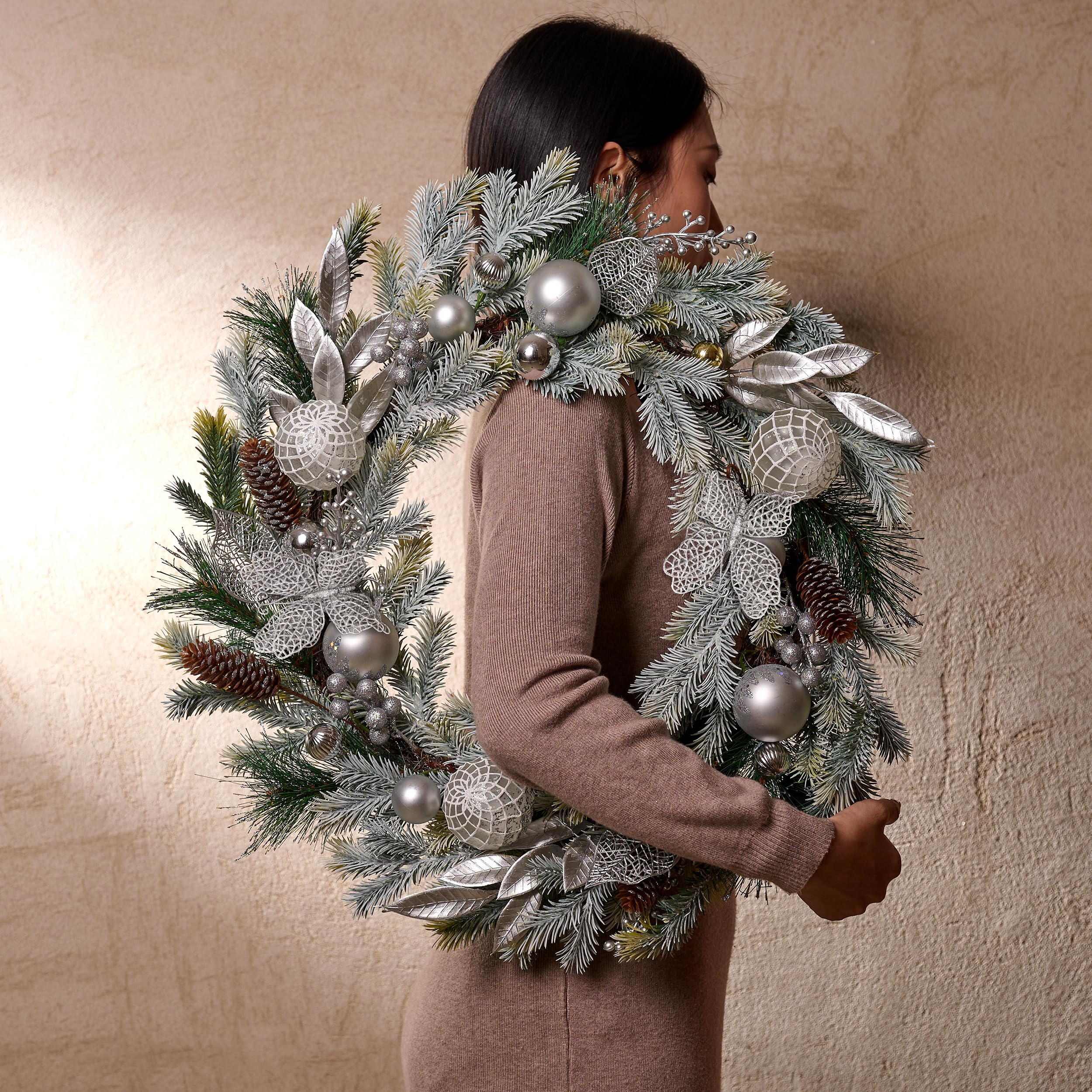 Decorbyhannah Corona de Navidad, coronas de Navidad de 24 pulgadas para puerta delantera con luces, arrecife plegable artificial para interiores y exteriores con adornos de piña de bayas para ventana