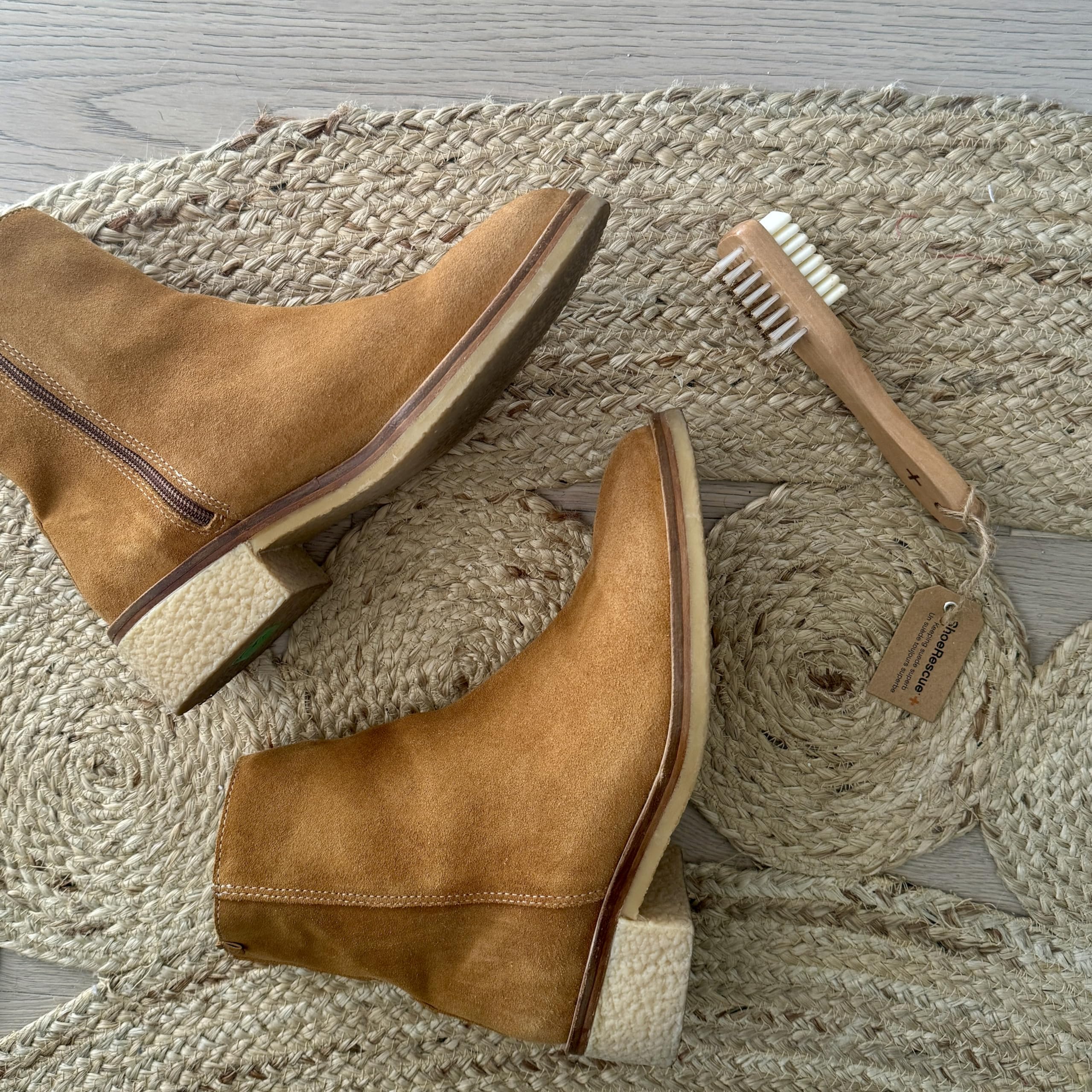 ShoeRescue - Cepillo de limpieza de ante y nobuk (mango de madera)