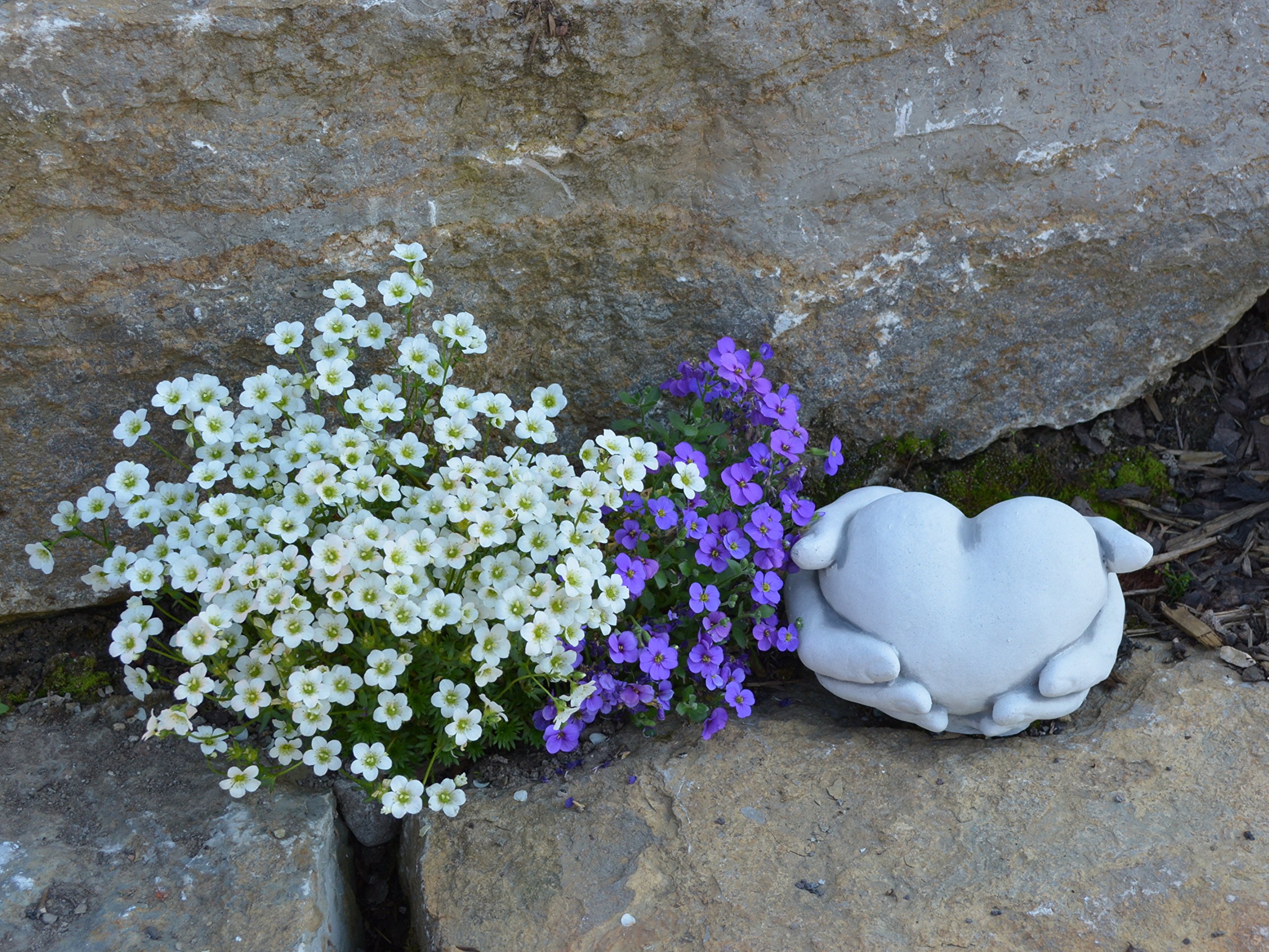 gartendekoparadies.de Herz in Hand Skulptur aus Steinguss, Grau, Frostsicher, H. 10 cm, 3 kg