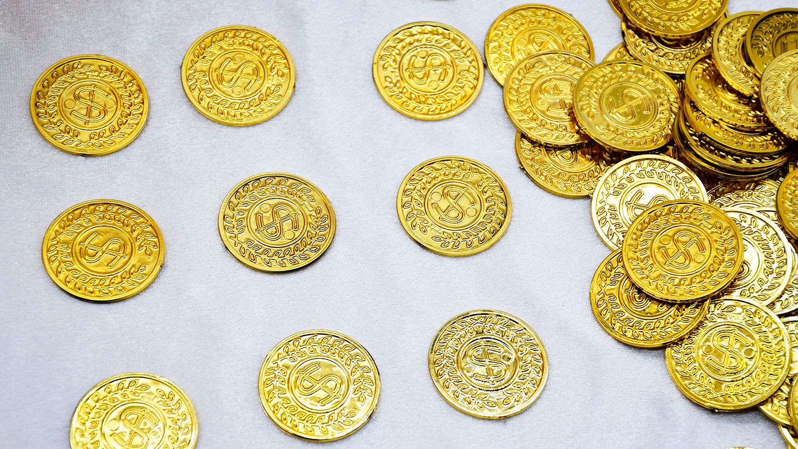 Amazon.com: SpinLaLa 100 Count Plastic Gold Coins Set, Pirate Treasure Gold  Play Coins for Party Theme Props Decorations, Lucky Draw Games Treasure  Hunt : Toys & Games