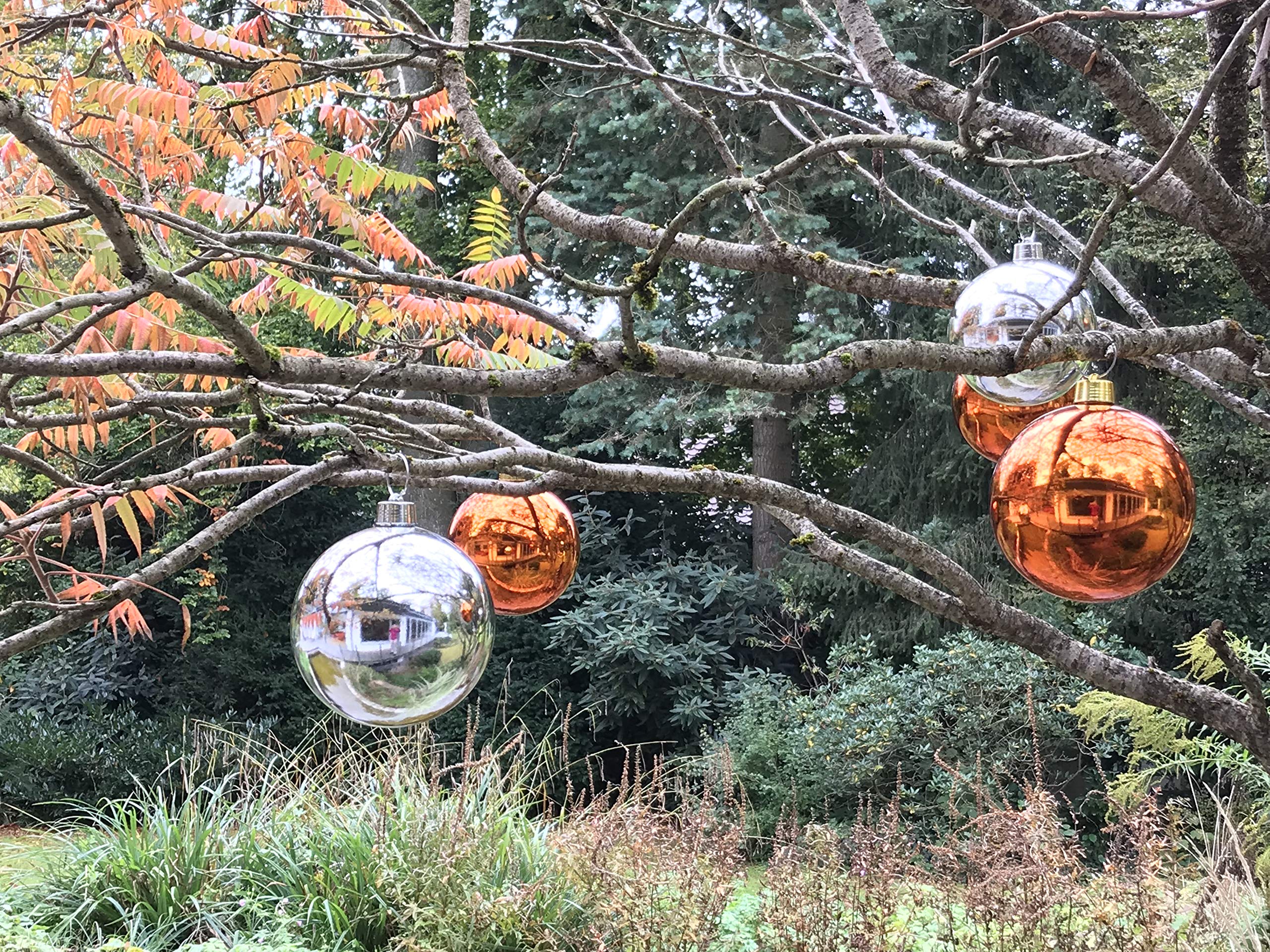 4 grandes boules de Noël - boule de sapin de Noël argentées brillantes 25 cm de diamètre. De haute qualité, pour l'intérieur et résistantes aux intempéries pour l'extérieur. Avec un anneau métallique
