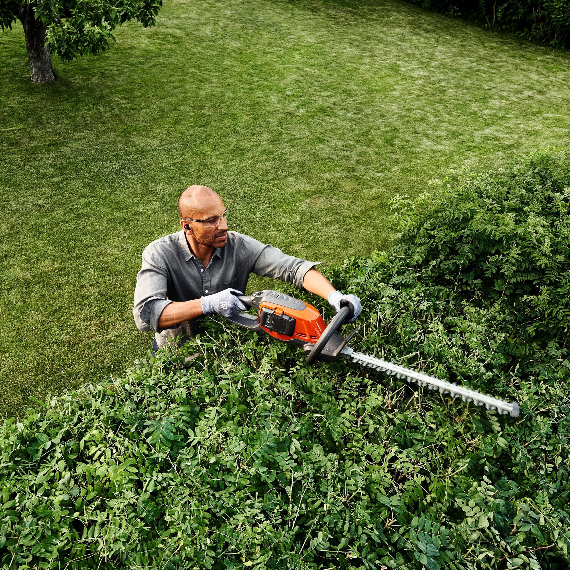 Husqvarna 215iL Rasentrimmer & 215iHD45 Heckenschere | inkl. 40-B70 Akku & 40-C80 Ladegerät. Praktisches Set mit Heckenschere, Grastrimmer, Akku & Ladegerät