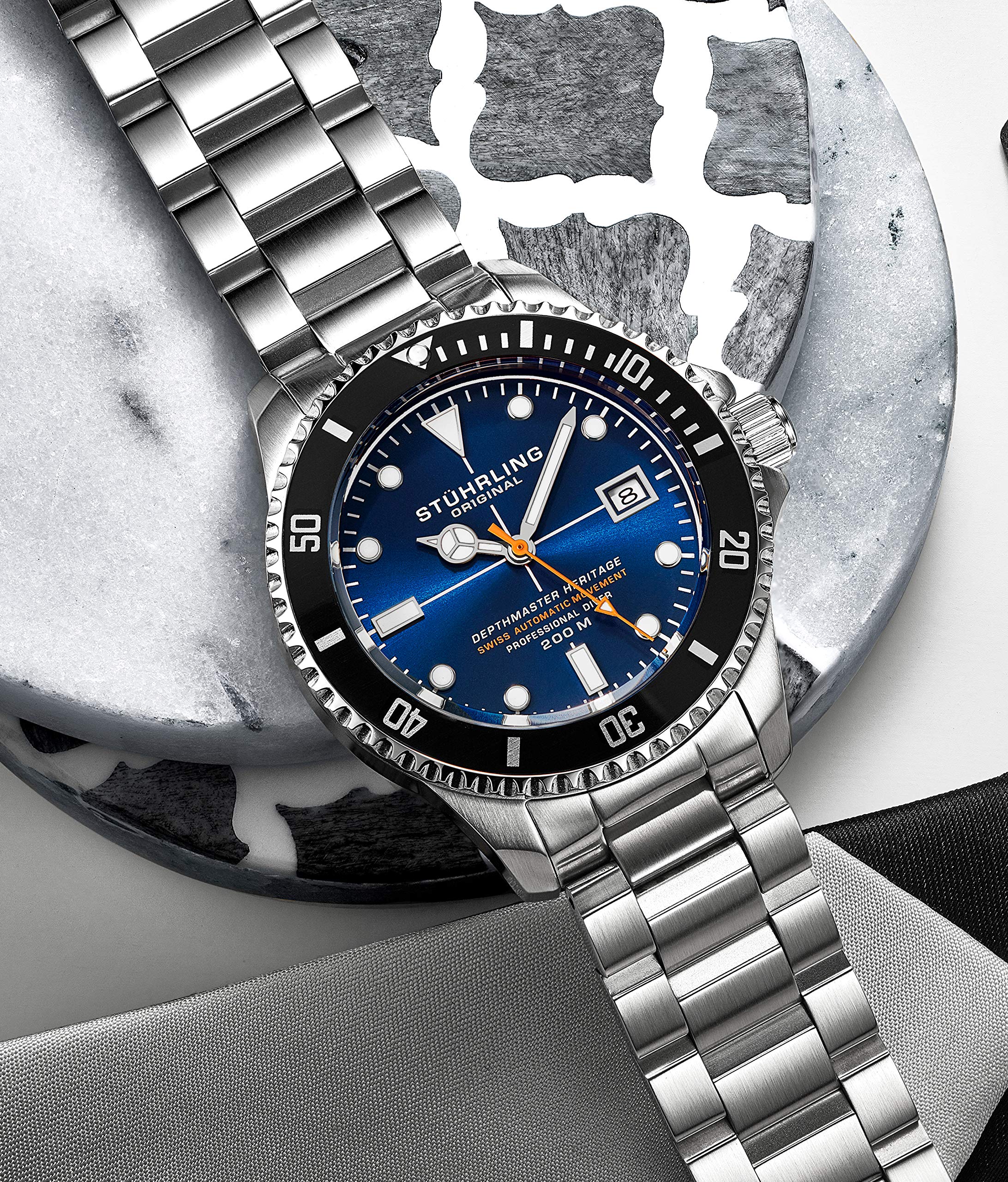 Stuhrling Montre de plongée Automatique Suisse Originale pour Homme, en Acier Inoxydable, étanche jusqu'à 200 mètres, Bracelet brossé et biseauté avec Fermoir de sécurité et Couronne vissée.