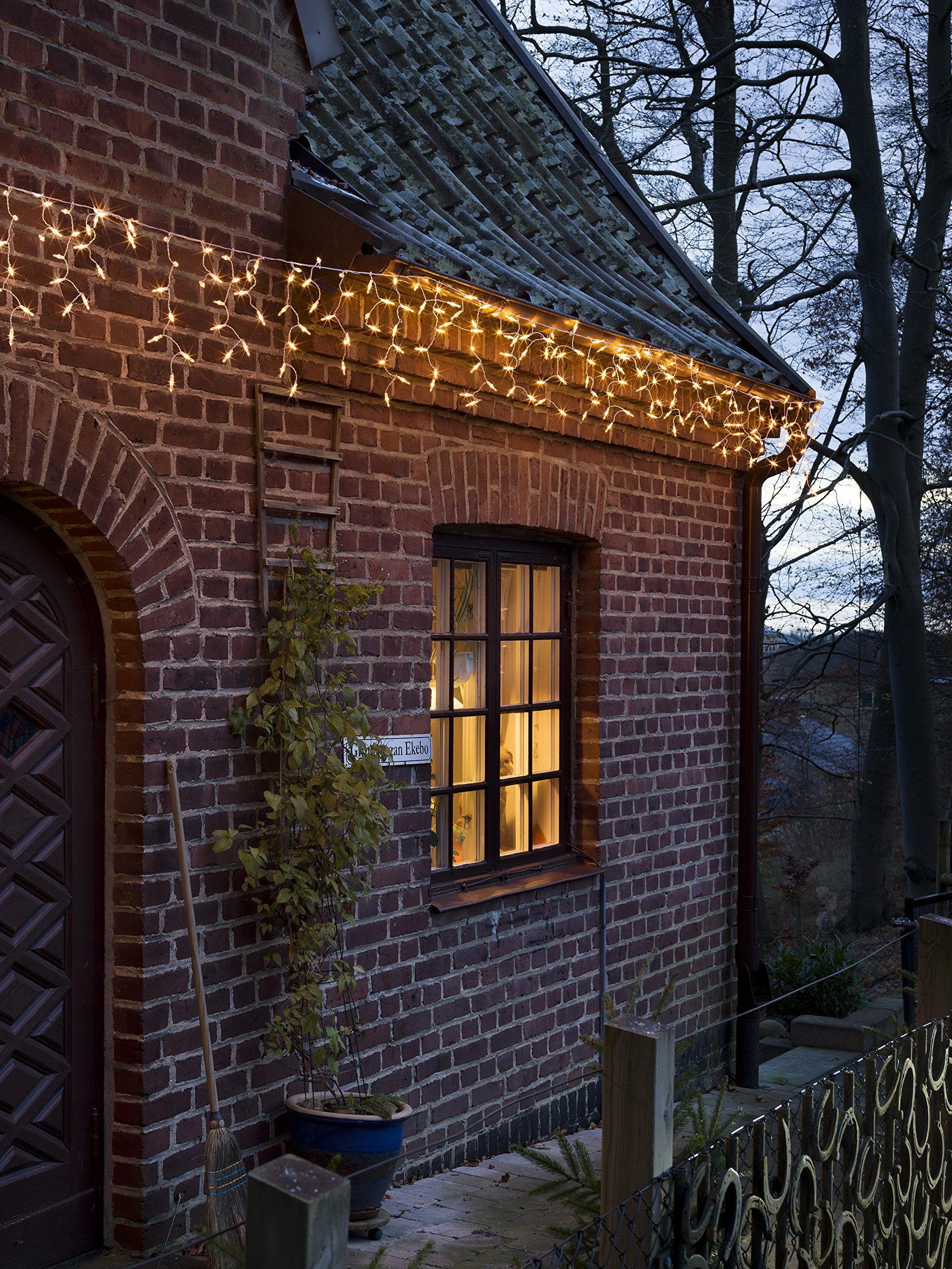 Konstsmide LED Eisregen Lichtervorhang, 200 bernsteinfarbene Dioden, 31V Außentrafo, weißes Kabel - 2771-802