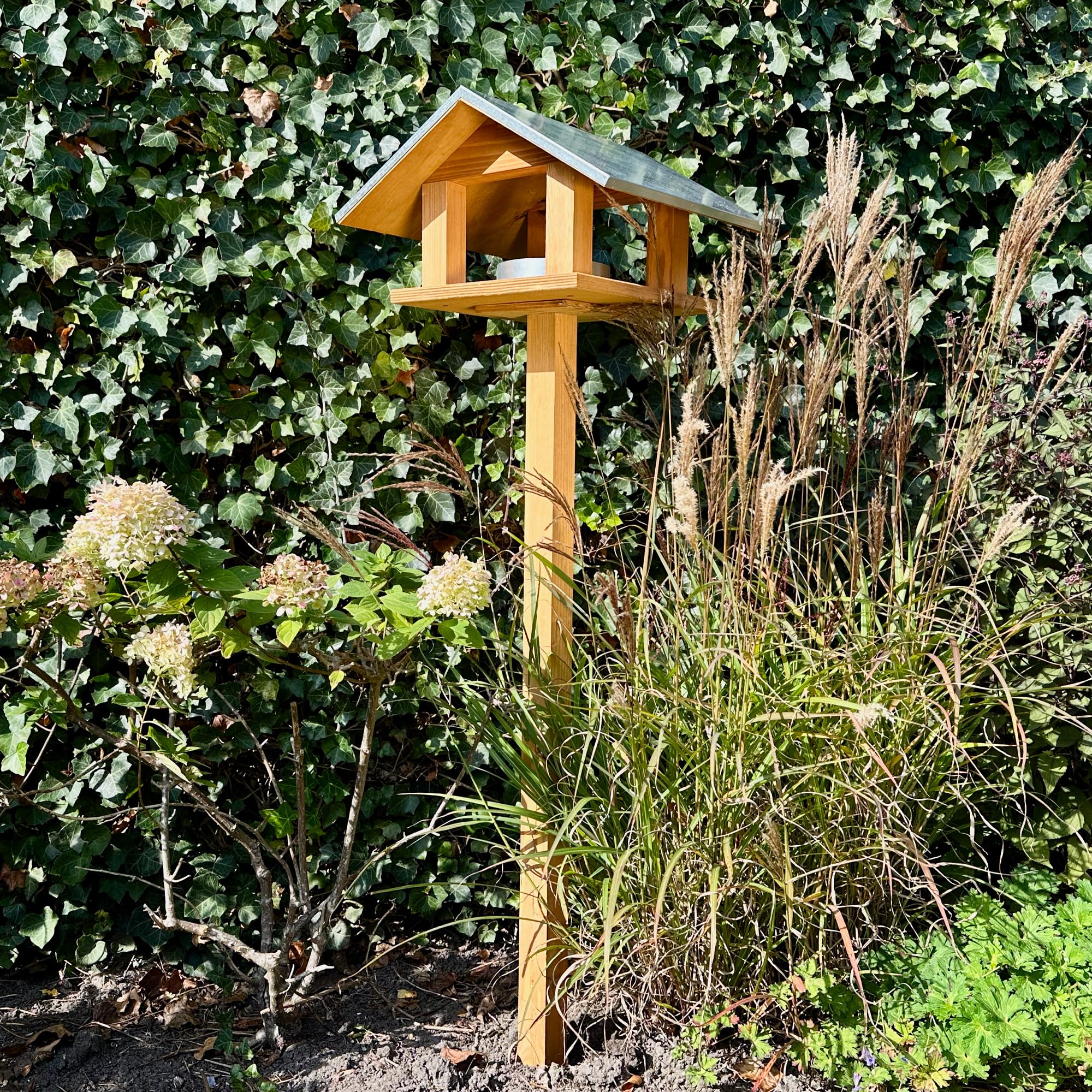 GARTENETAGE Vogelwunder mit Metalldach – Premium Vogelhaus aus Kiefernholz, wetterfest & hygienisch, mit herausnehmbarer Futterstelle, 2-in-1 Ständer, ideal für Wildvögel im Garten