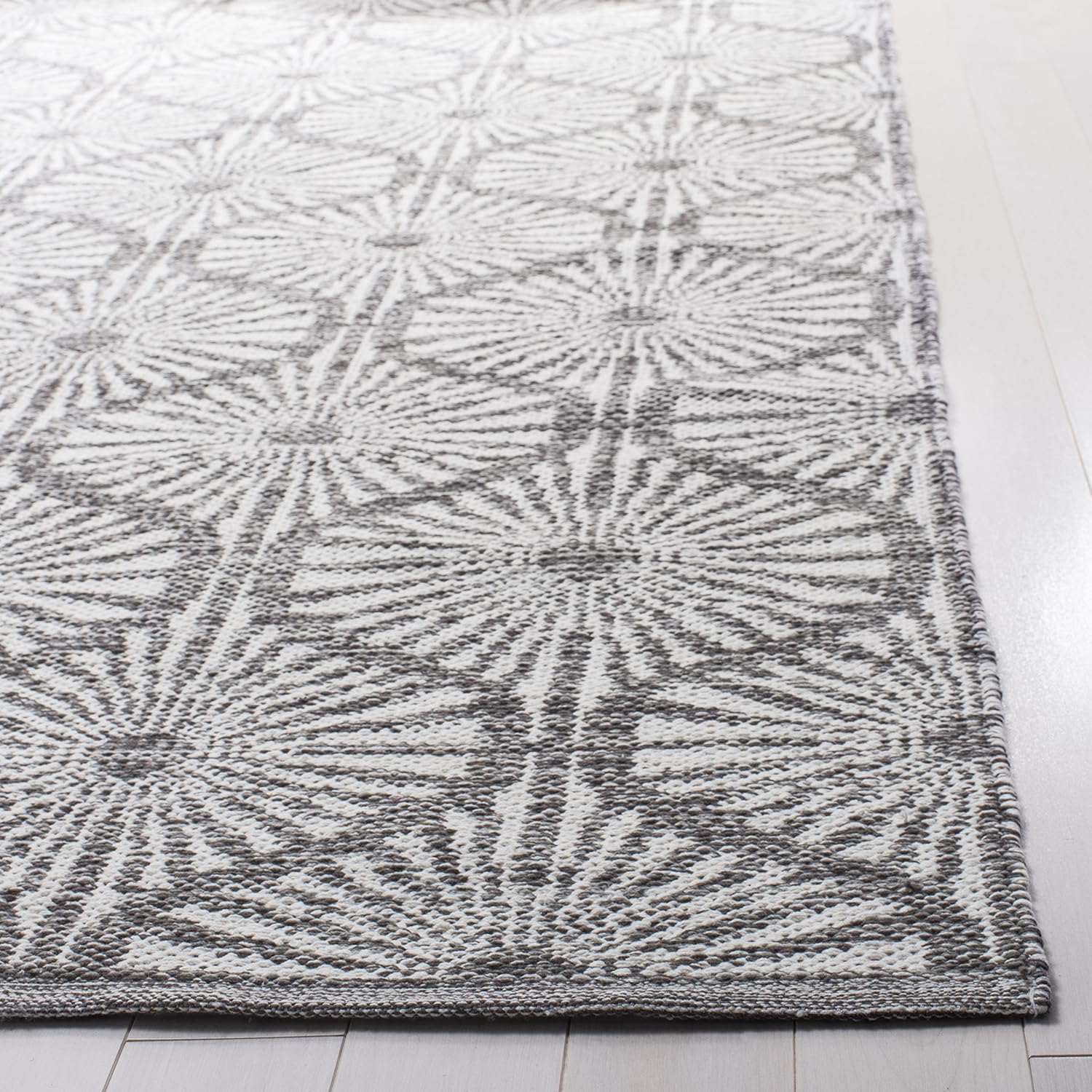 SAFAVIEH Montauk Collection Accent Rug - 2'3" x 3'9", Charcoal & Ivory, Handmade Cotton, Ideal for High Traffic Areas in Entryway, Living Room, Bedroom (MTK606J)