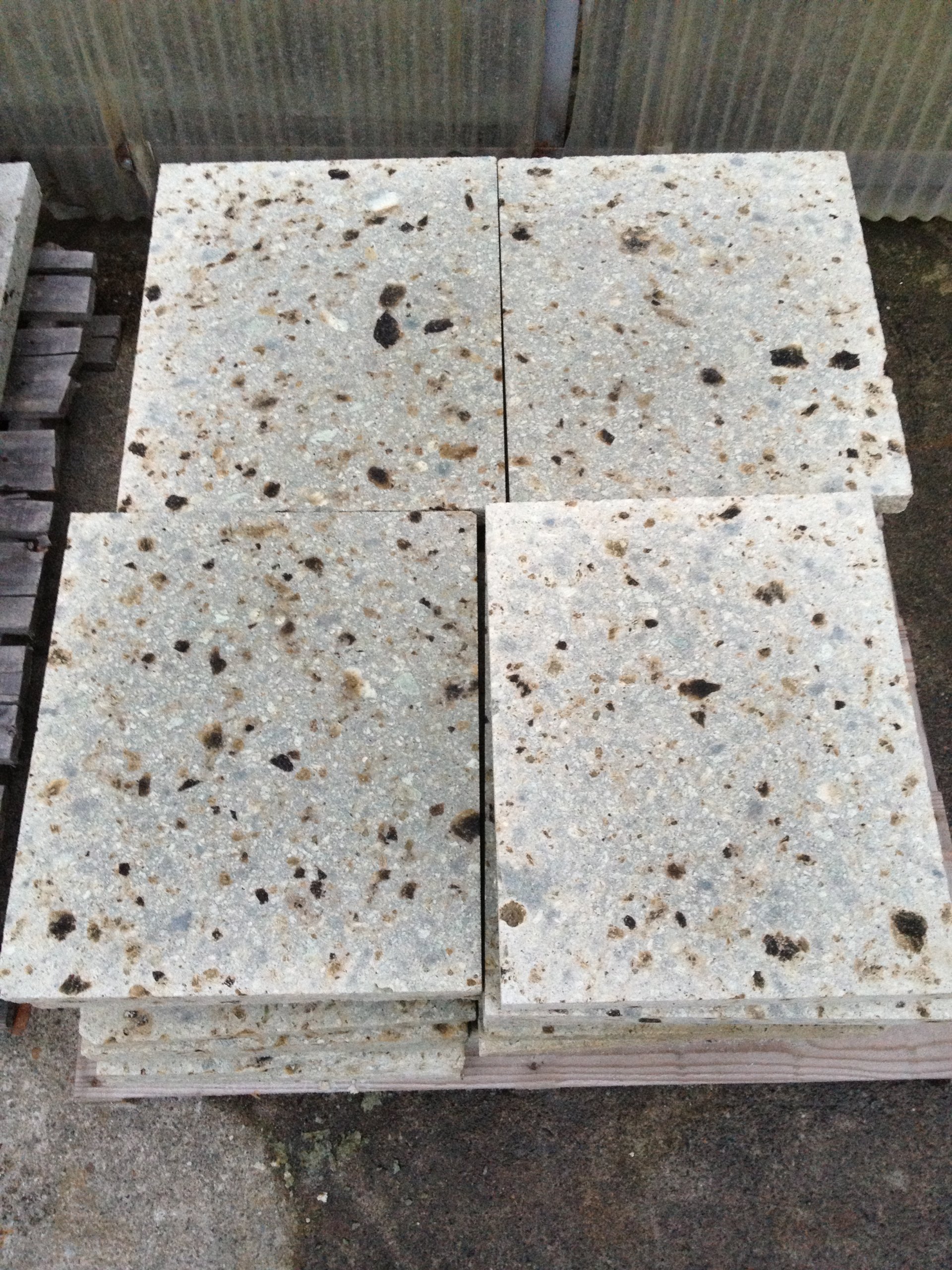 Amazon.co.jp: 大谷石 1級材 |規格タイル|300角×30ミリ|6枚