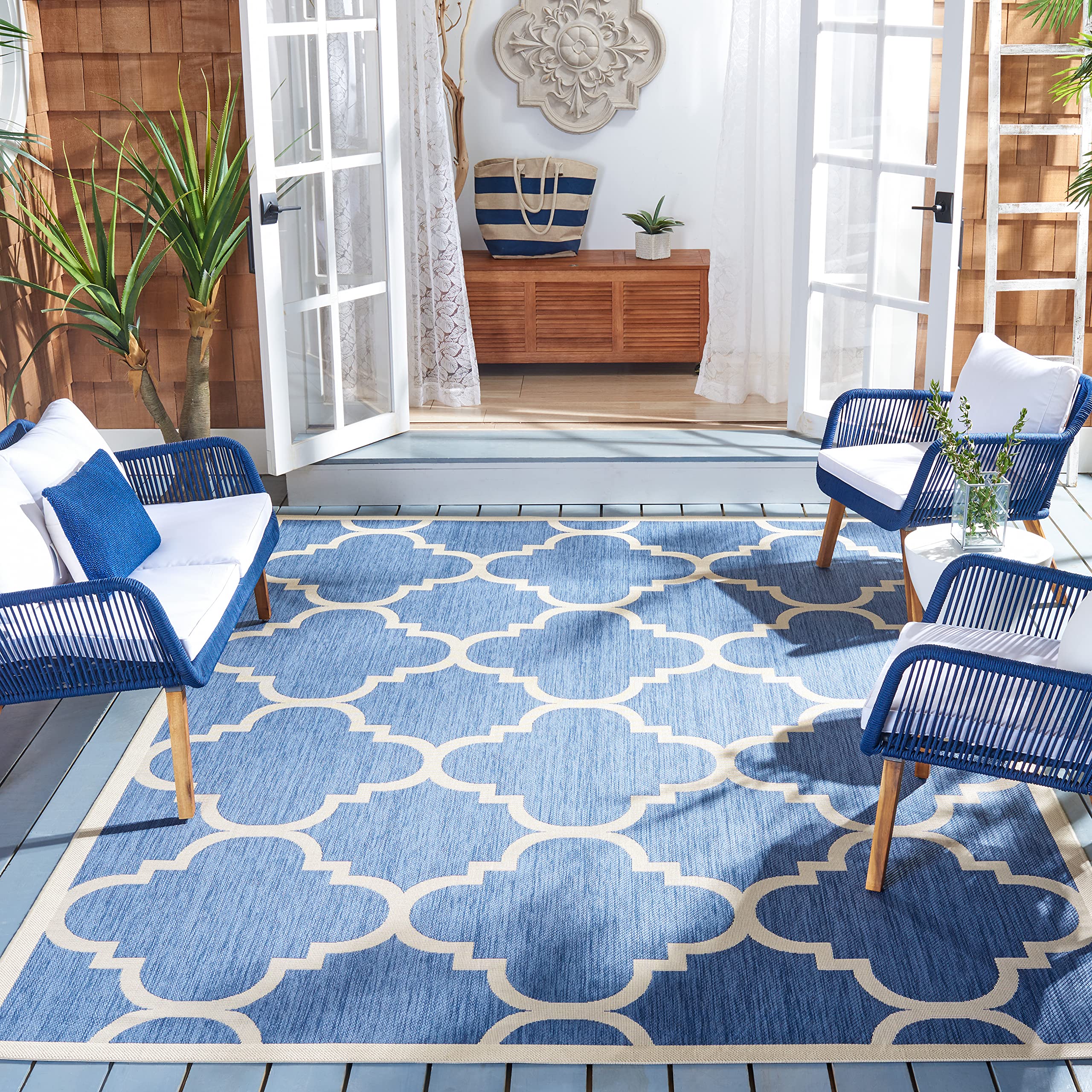 SAFAVIEH Tapis Géométrique Salon, Salle à manger, Chambre à coucher - Courtyard Collection, Tapis à poil court, Bleu et beige, 160 X 160 cm