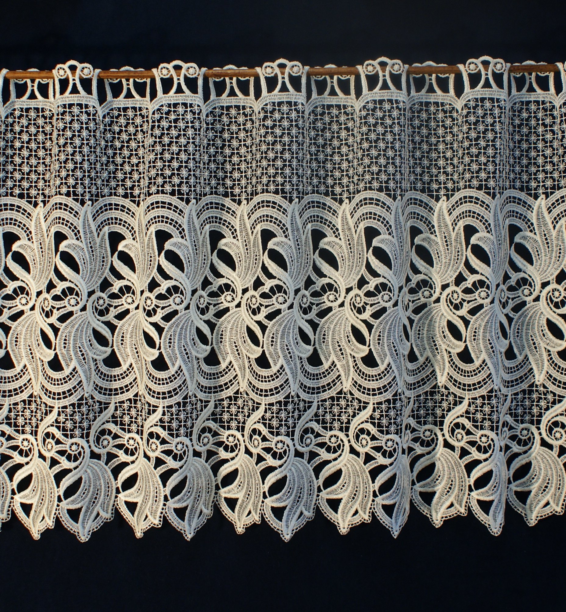 Plauener Spitze by Modespitze, Scheibenhänger Gardine - Scheibengardine mit Stangendurchzug, hochwertige Stickerei, Höhe 60 cm, Breite 176 cm, Creme | Original Plauener Spitze, Scheibengardine, Stangendurchzug, Hochwertige Stickerei, Made in Germany, No.