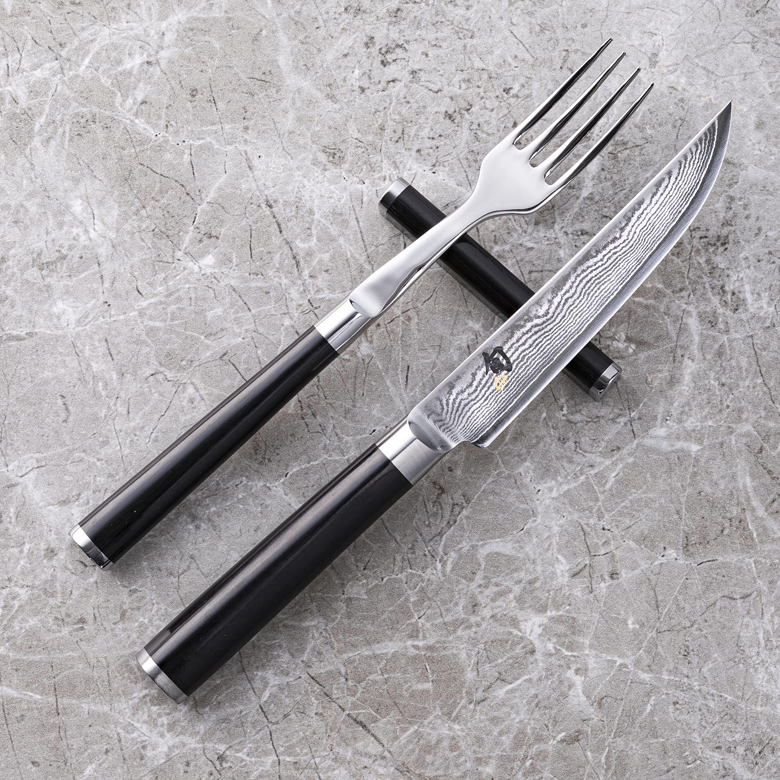 KAI Shun Classic japanisches Besteck Set 3 Teilig - Steakmesser 12 cm Klingenlänge Damast 32 Lagen VG MAX Kern - 61 (±1) HRC + Gabel aus hochwertigem Edelstahl + Messerbänkchen - Pakkaholzgriff