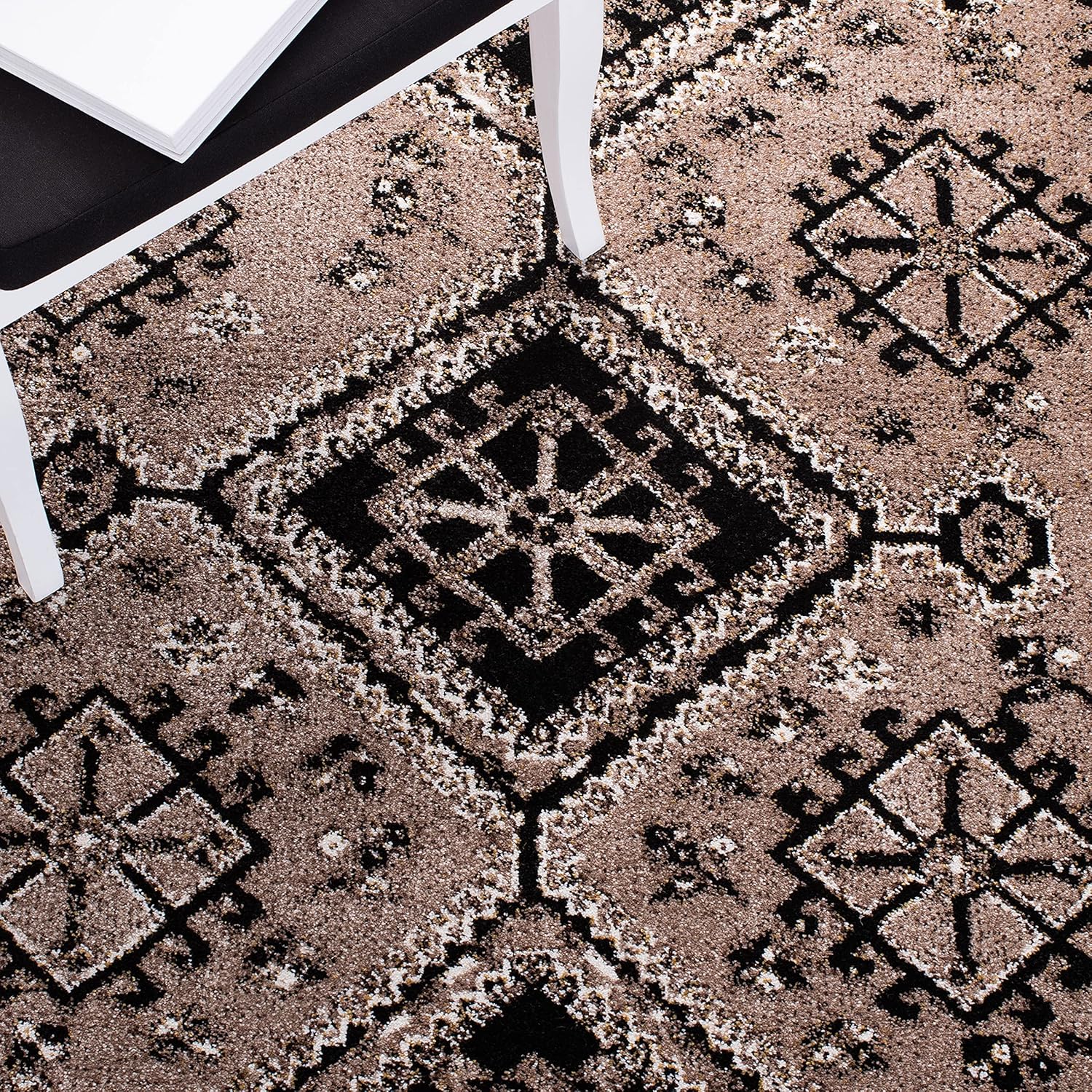 SAFAVIEH Vintage Hamadan Collection Area Rug - 9' x 12', Brown & Black, Oriental Distressed Design, Non-Shedding & Easy Care, Ideal for High Traffic Areas in Living Room, Bedroom (VTH293T)