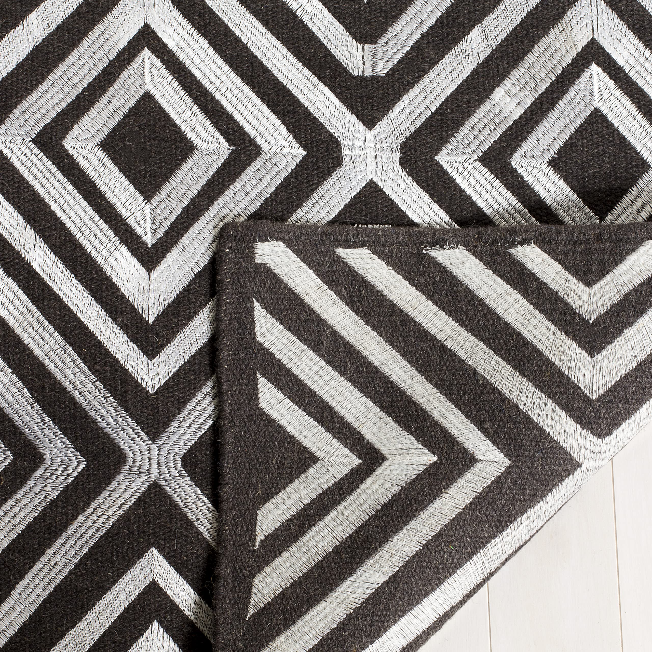 SAFAVIEH Tapis géométrique pour Salon, Salle à Manger, Chambre à Coucher - Kilim Collection, Tapis à Poil Court, Fusain, 152 X 244 cm