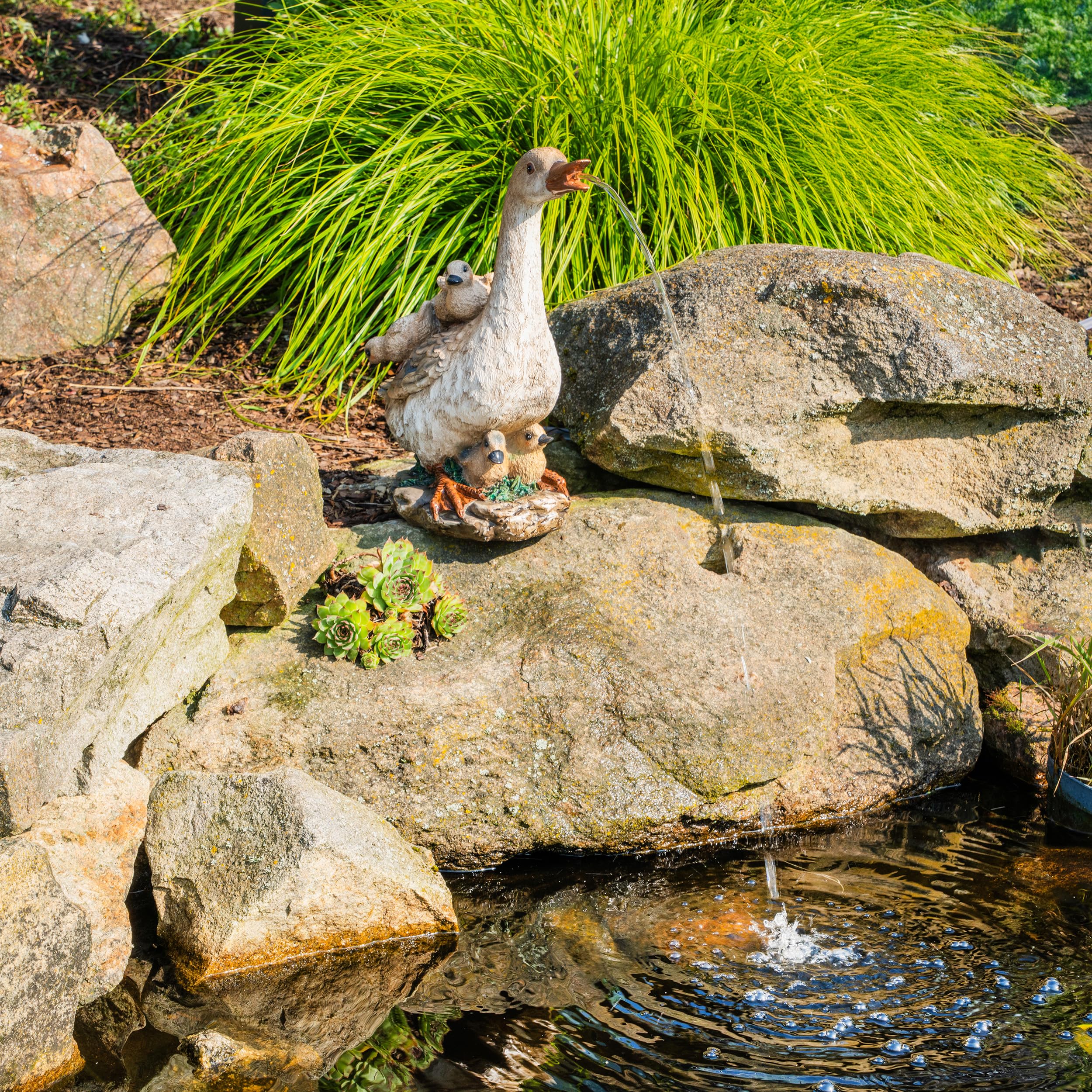 Esotec Solar Wasserspeier Komplettset, Gans mit Küken, Gartenteich Wasserspiel, Vogeltränke, Vogelbad, Gartenbrunnen mit Solarpumpe, H=38,5cm 101669