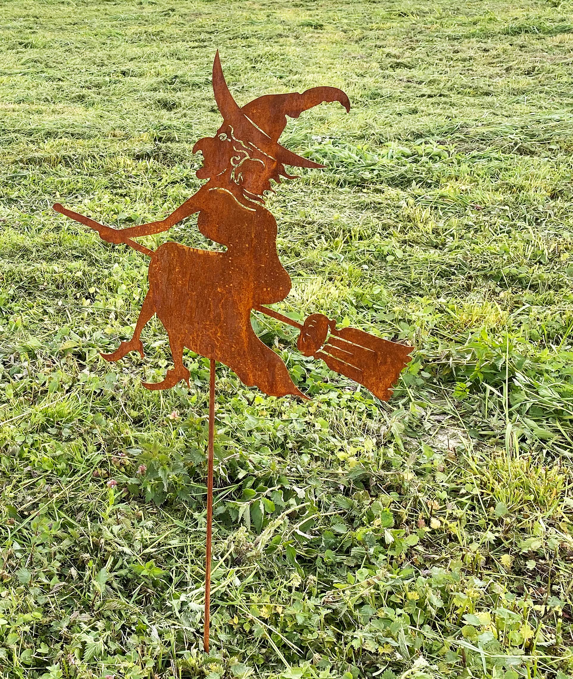 STEINFIGURENWELT GIEBEN Alte Hexe auf Besen fliegend groß 57x54cm + Stab Gartenstecker Edelrost